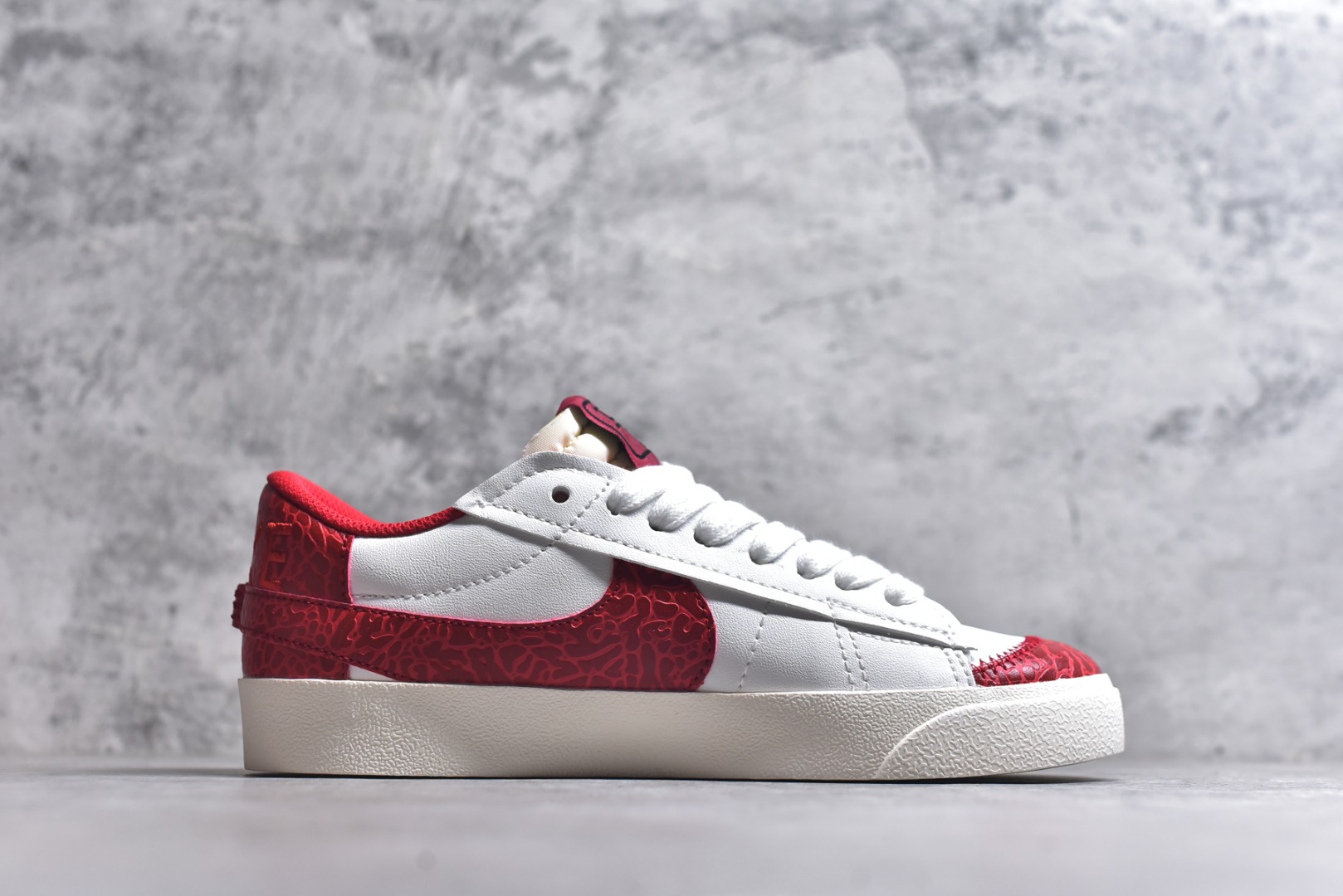 图片[3]-#Nike Blazer low 77 JUMBO 马年限定开括者大勾低帮休闲板鞋 鞋领采用弹性织物材质打造，方便穿脱的同时，带来舒适的穿着体验。鞋侧巨型大勾，让整双鞋极具复古质感。鞋底采用锯齿状设计，增强抓地力和耐久度 货号：DN2158-103 尺码：36-45-选品中心