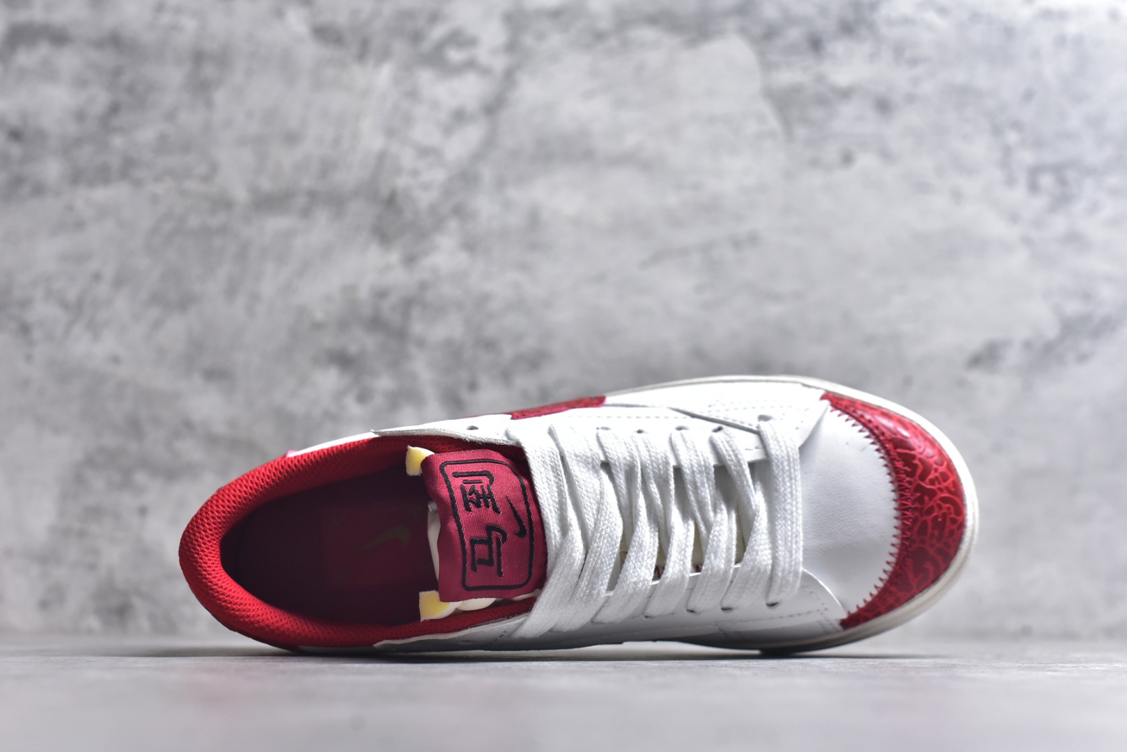 图片[4]-#Nike Blazer low 77 JUMBO 马年限定开括者大勾低帮休闲板鞋 鞋领采用弹性织物材质打造，方便穿脱的同时，带来舒适的穿着体验。鞋侧巨型大勾，让整双鞋极具复古质感。鞋底采用锯齿状设计，增强抓地力和耐久度 货号：DN2158-103 尺码：36-45-选品中心