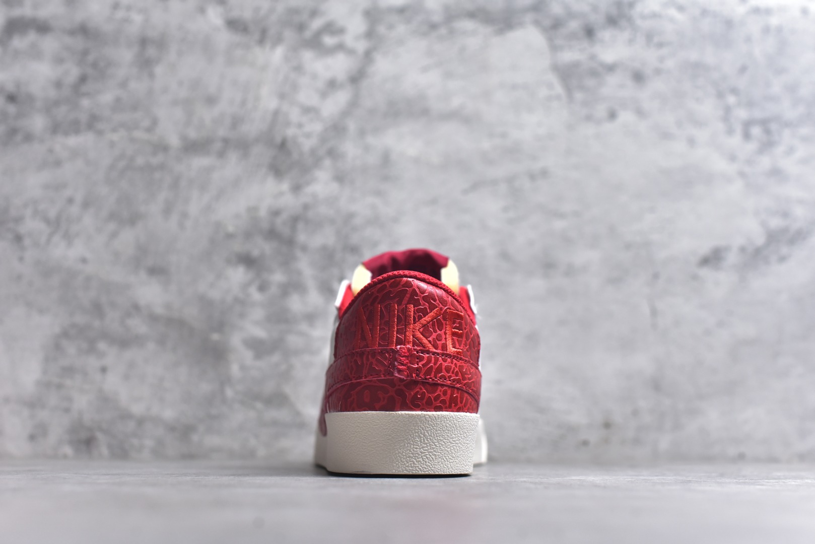 图片[5]-#Nike Blazer low 77 JUMBO 马年限定开括者大勾低帮休闲板鞋 鞋领采用弹性织物材质打造，方便穿脱的同时，带来舒适的穿着体验。鞋侧巨型大勾，让整双鞋极具复古质感。鞋底采用锯齿状设计，增强抓地力和耐久度 货号：DN2158-103 尺码：36-45-选品中心