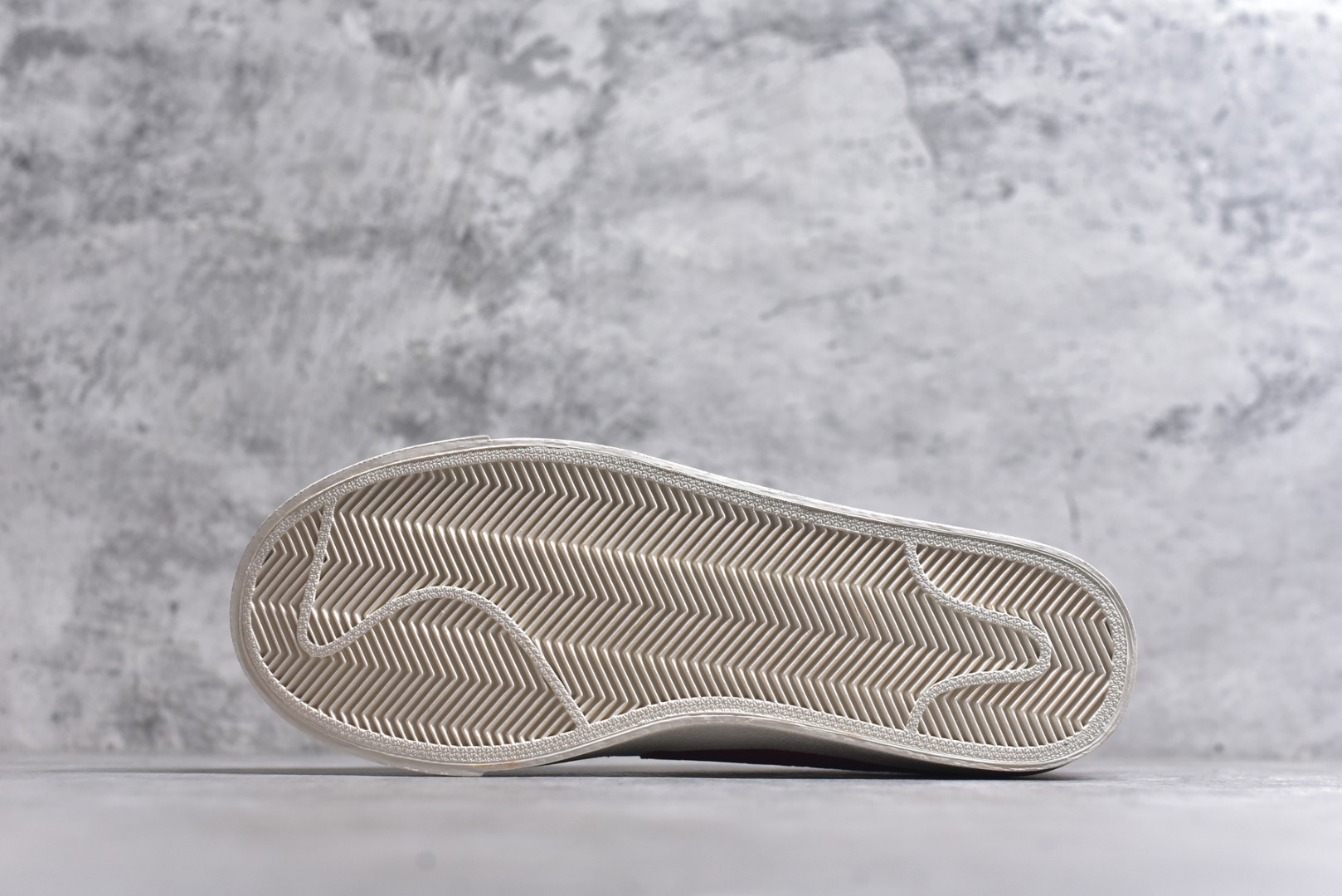 图片[6]-#Nike Blazer low 77 JUMBO 马年限定开括者大勾低帮休闲板鞋 鞋领采用弹性织物材质打造，方便穿脱的同时，带来舒适的穿着体验。鞋侧巨型大勾，让整双鞋极具复古质感。鞋底采用锯齿状设计，增强抓地力和耐久度 货号：DN2158-103 尺码：36-45-选品中心