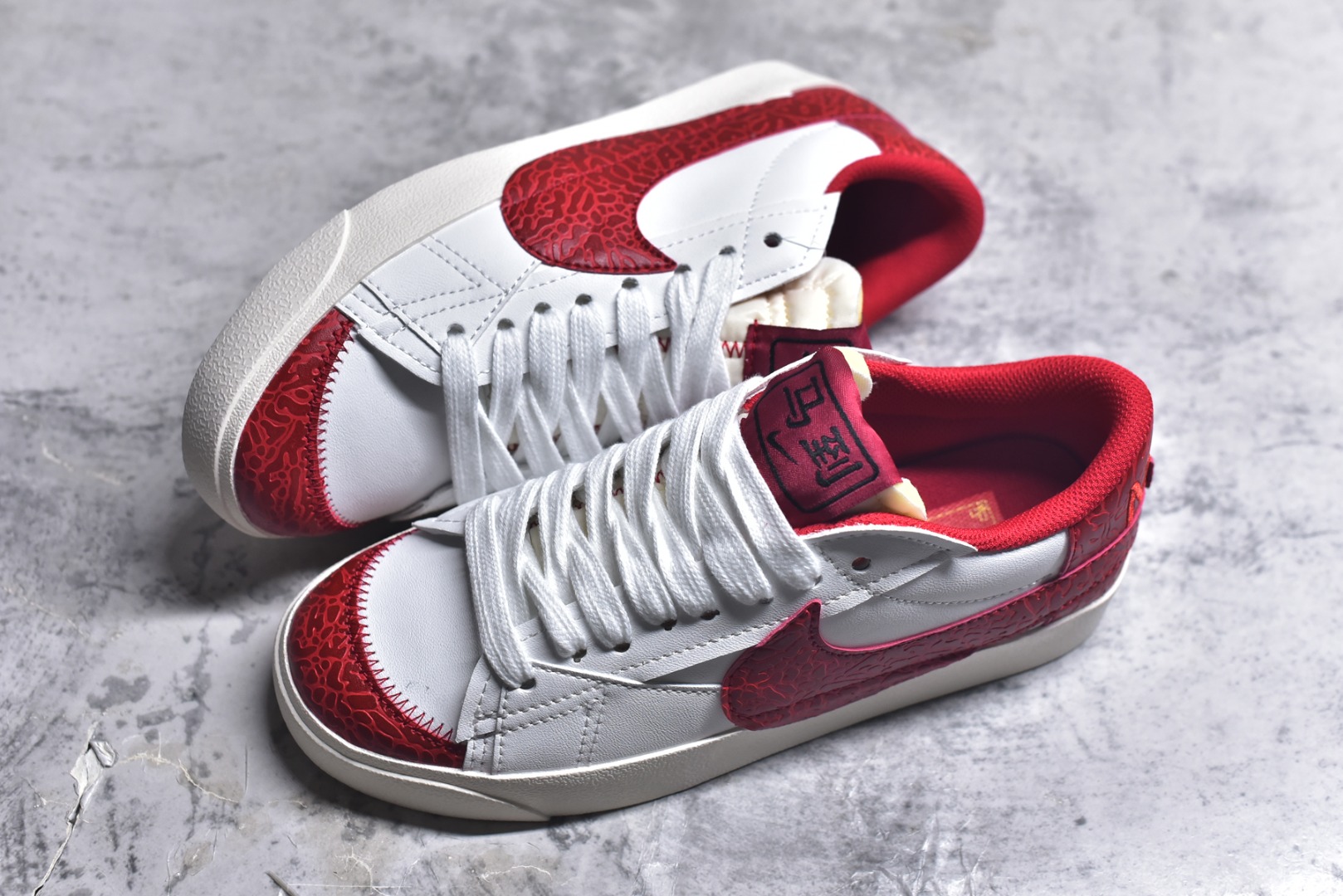 图片[7]-#Nike Blazer low 77 JUMBO 马年限定开括者大勾低帮休闲板鞋 鞋领采用弹性织物材质打造，方便穿脱的同时，带来舒适的穿着体验。鞋侧巨型大勾，让整双鞋极具复古质感。鞋底采用锯齿状设计，增强抓地力和耐久度 货号：DN2158-103 尺码：36-45-选品中心