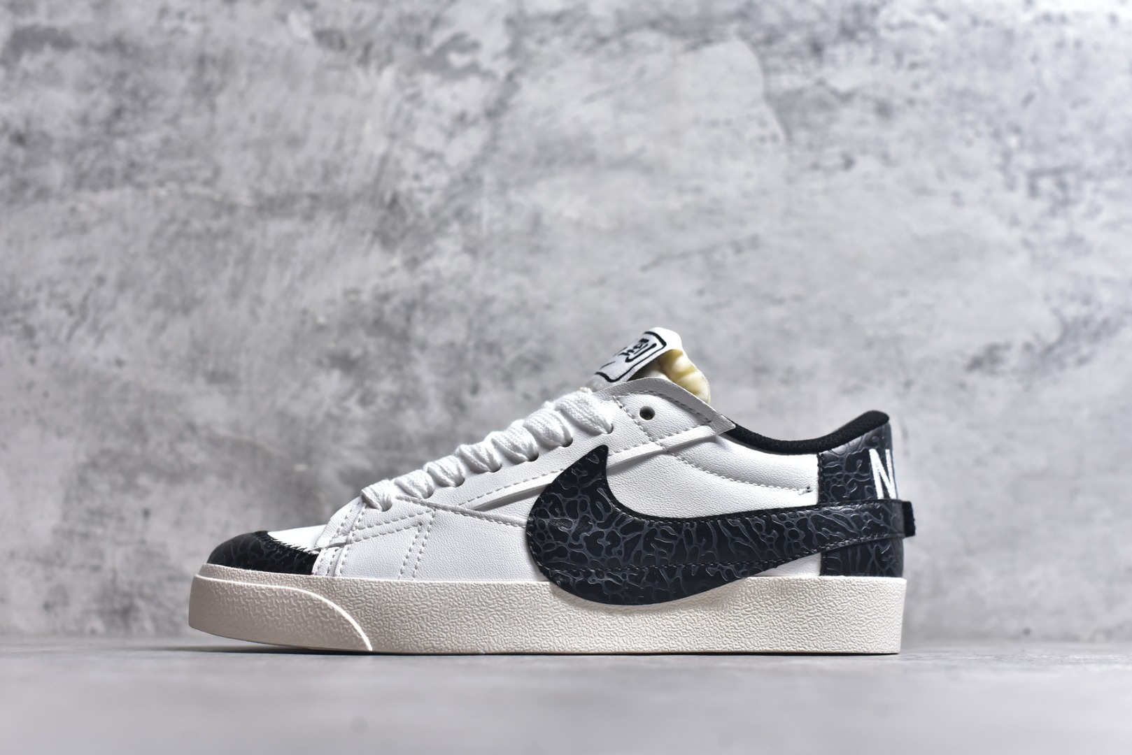 #Nike Blazer low 77 JUMBO 马年限定开括者大勾低帮休闲板鞋 鞋领采用弹性织物材质打造，方便穿脱的同时，带来舒适的穿着体验。鞋侧巨型大勾，让整双鞋极具复古质感。鞋底采用锯齿状设计，增强抓地力和耐久度 货号：DN2158-102 尺码：36-45-选品中心