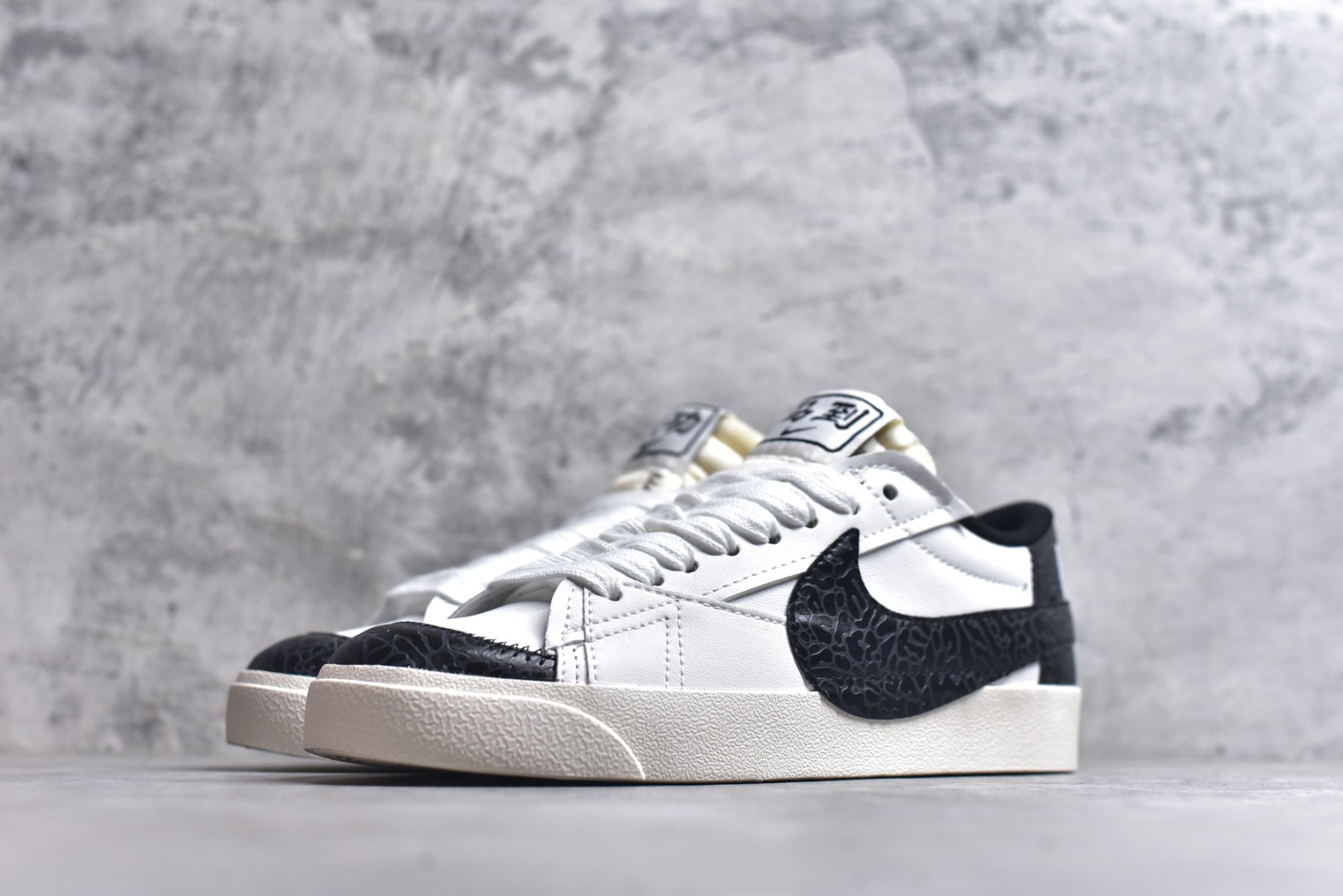 图片[2]-#Nike Blazer low 77 JUMBO 马年限定开括者大勾低帮休闲板鞋 鞋领采用弹性织物材质打造，方便穿脱的同时，带来舒适的穿着体验。鞋侧巨型大勾，让整双鞋极具复古质感。鞋底采用锯齿状设计，增强抓地力和耐久度 货号：DN2158-102 尺码：36-45-选品中心