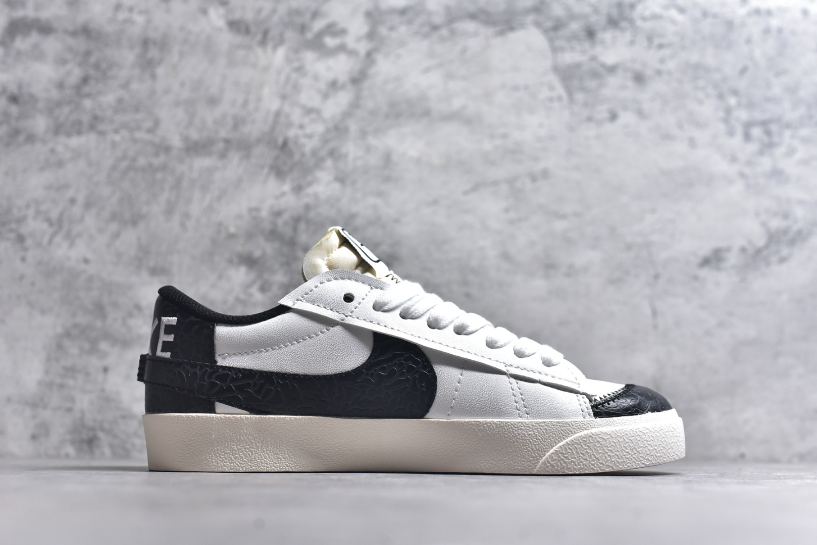 图片[3]-#Nike Blazer low 77 JUMBO 马年限定开括者大勾低帮休闲板鞋 鞋领采用弹性织物材质打造，方便穿脱的同时，带来舒适的穿着体验。鞋侧巨型大勾，让整双鞋极具复古质感。鞋底采用锯齿状设计，增强抓地力和耐久度 货号：DN2158-102 尺码：36-45-选品中心