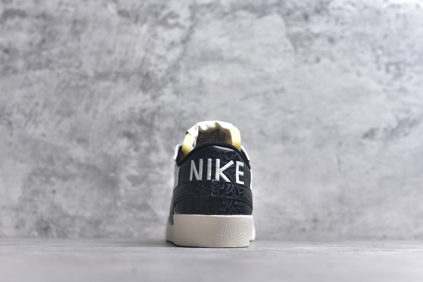图片[5]-#Nike Blazer low 77 JUMBO 马年限定开括者大勾低帮休闲板鞋 鞋领采用弹性织物材质打造，方便穿脱的同时，带来舒适的穿着体验。鞋侧巨型大勾，让整双鞋极具复古质感。鞋底采用锯齿状设计，增强抓地力和耐久度 货号：DN2158-102 尺码：36-45-选品中心