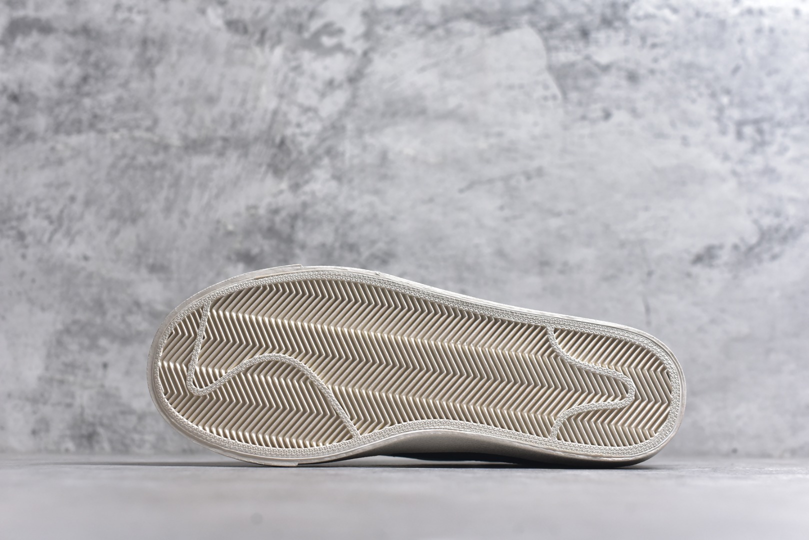 图片[6]-#Nike Blazer low 77 JUMBO 马年限定开括者大勾低帮休闲板鞋 鞋领采用弹性织物材质打造，方便穿脱的同时，带来舒适的穿着体验。鞋侧巨型大勾，让整双鞋极具复古质感。鞋底采用锯齿状设计，增强抓地力和耐久度 货号：DN2158-102 尺码：36-45-选品中心