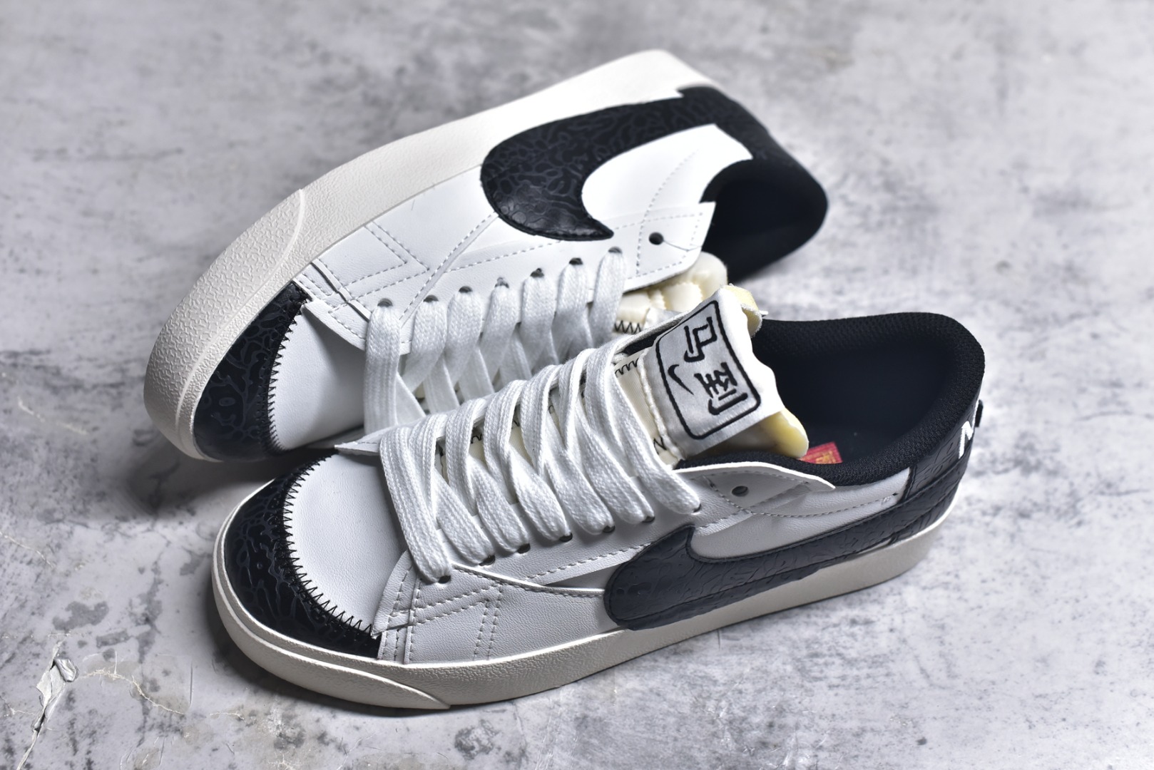 图片[7]-#Nike Blazer low 77 JUMBO 马年限定开括者大勾低帮休闲板鞋 鞋领采用弹性织物材质打造，方便穿脱的同时，带来舒适的穿着体验。鞋侧巨型大勾，让整双鞋极具复古质感。鞋底采用锯齿状设计，增强抓地力和耐久度 货号：DN2158-102 尺码：36-45-选品中心