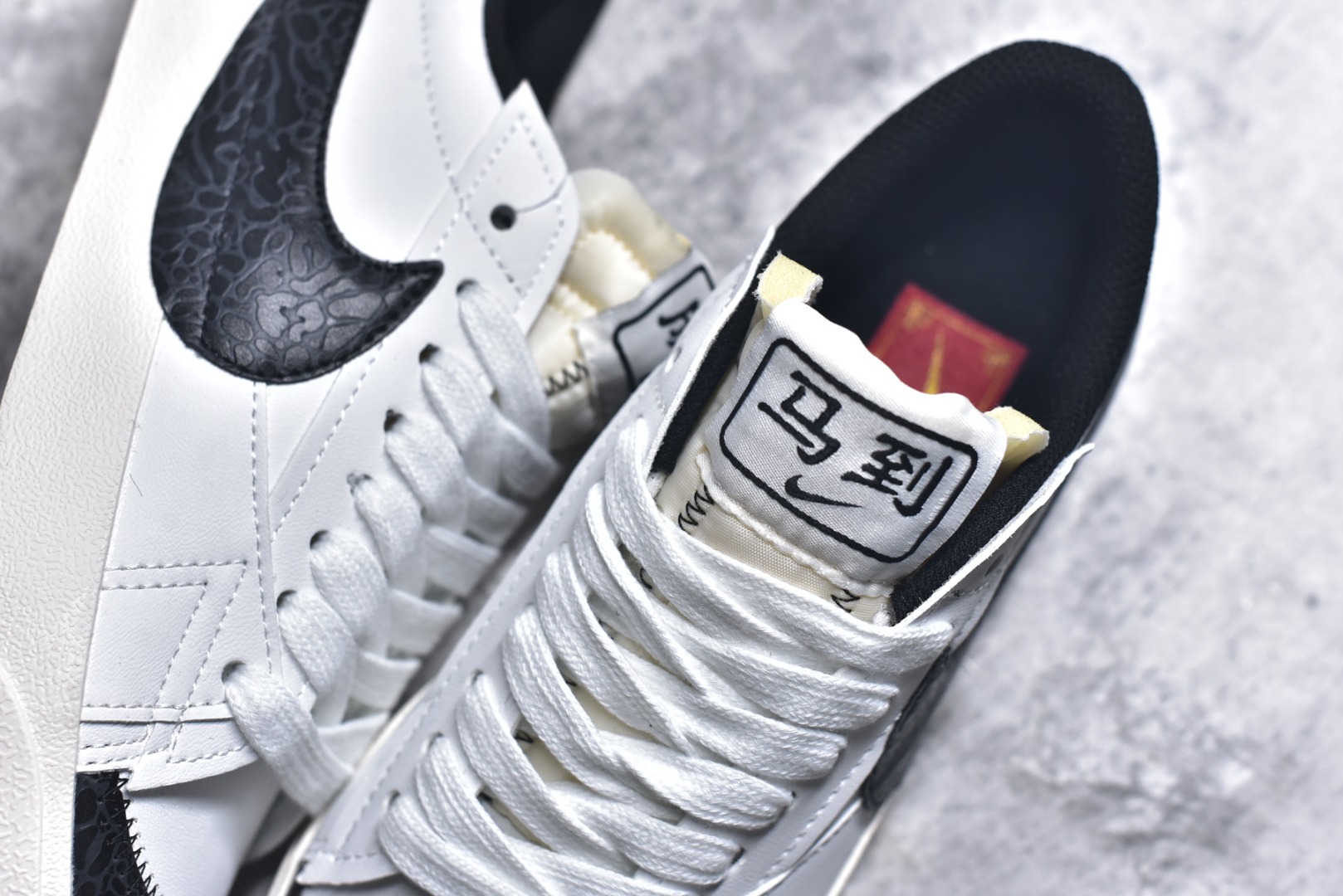 图片[9]-#Nike Blazer low 77 JUMBO 马年限定开括者大勾低帮休闲板鞋 鞋领采用弹性织物材质打造，方便穿脱的同时，带来舒适的穿着体验。鞋侧巨型大勾，让整双鞋极具复古质感。鞋底采用锯齿状设计，增强抓地力和耐久度 货号：DN2158-102 尺码：36-45-选品中心