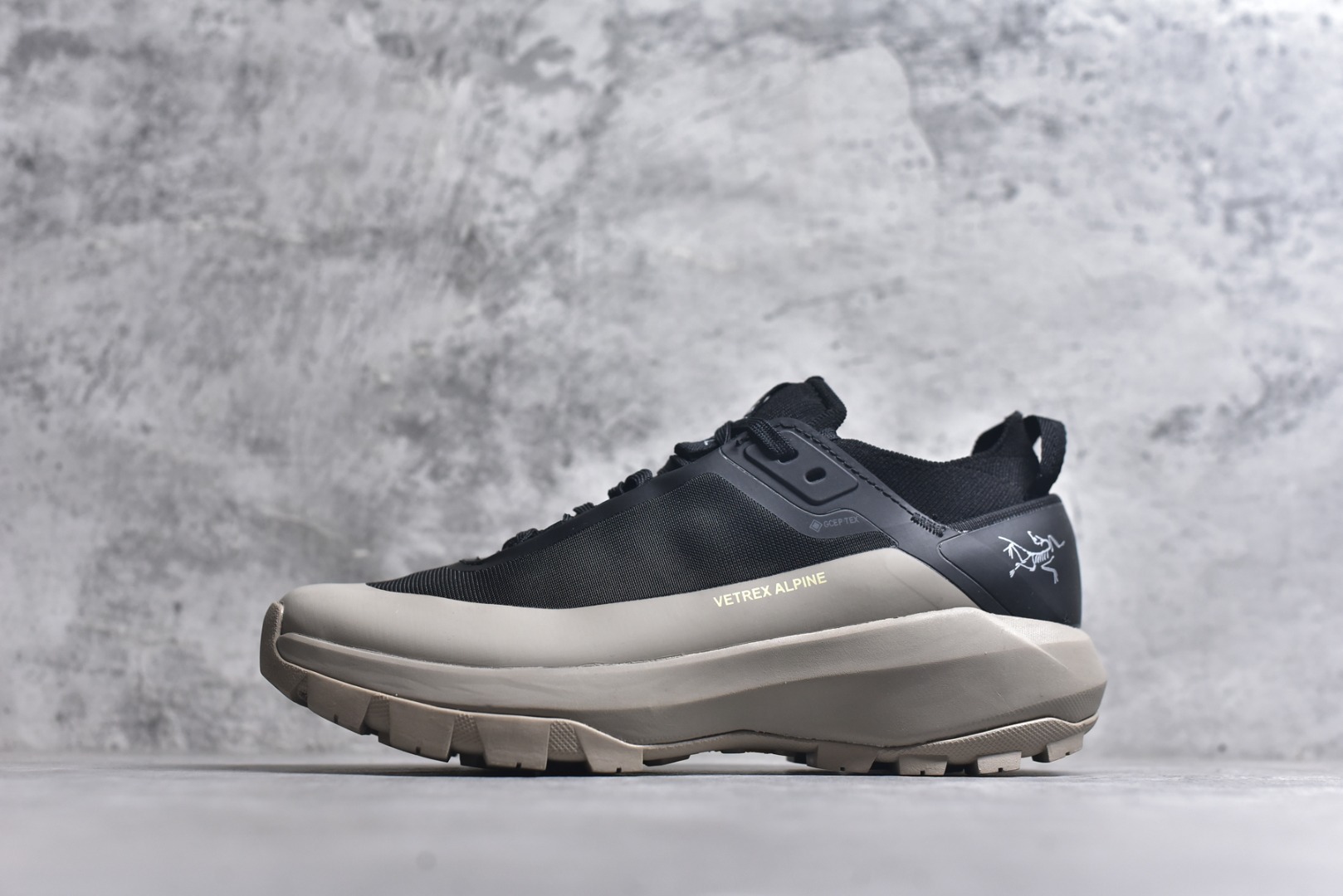 #Arcteryx Vertex Alpine 始祖鸟系列长距离越野登山徒步户外防水多功能运动跑鞋 独家原底面配置 全套原厂生产指令 内外盒标包装纸鞋带配件均同步公司 公司一样的东西 放心开冲 外贸 零售 裸鞋 渠道货 随意操作 承诺半个月内开胶直接换新 尺码：36-45-选品中心