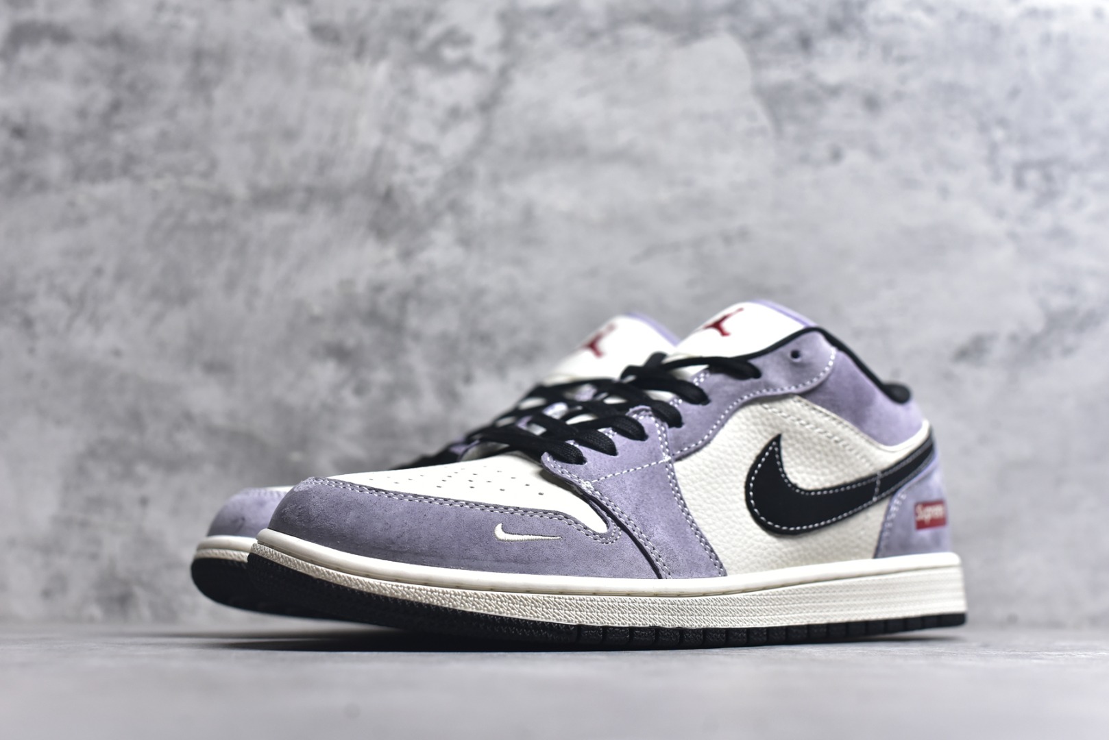 图片[2]-#海外爆款限量发售！Nike Jordan Air Jordan 1“ Supreme联名——米灰黑猪八革” 高端定制 低帮 复古 减震 防滑 耐磨 篮球鞋 定制鞋盒 大厂纯原品质出货 超高清洁度 皮料切割干净无任何毛边 细节完美 货号：QL1988-003 尺码：36 36.5 37.5 38 38.5 39 40 40.5 41 42 42.5 43 44 44.5 45-选品中心