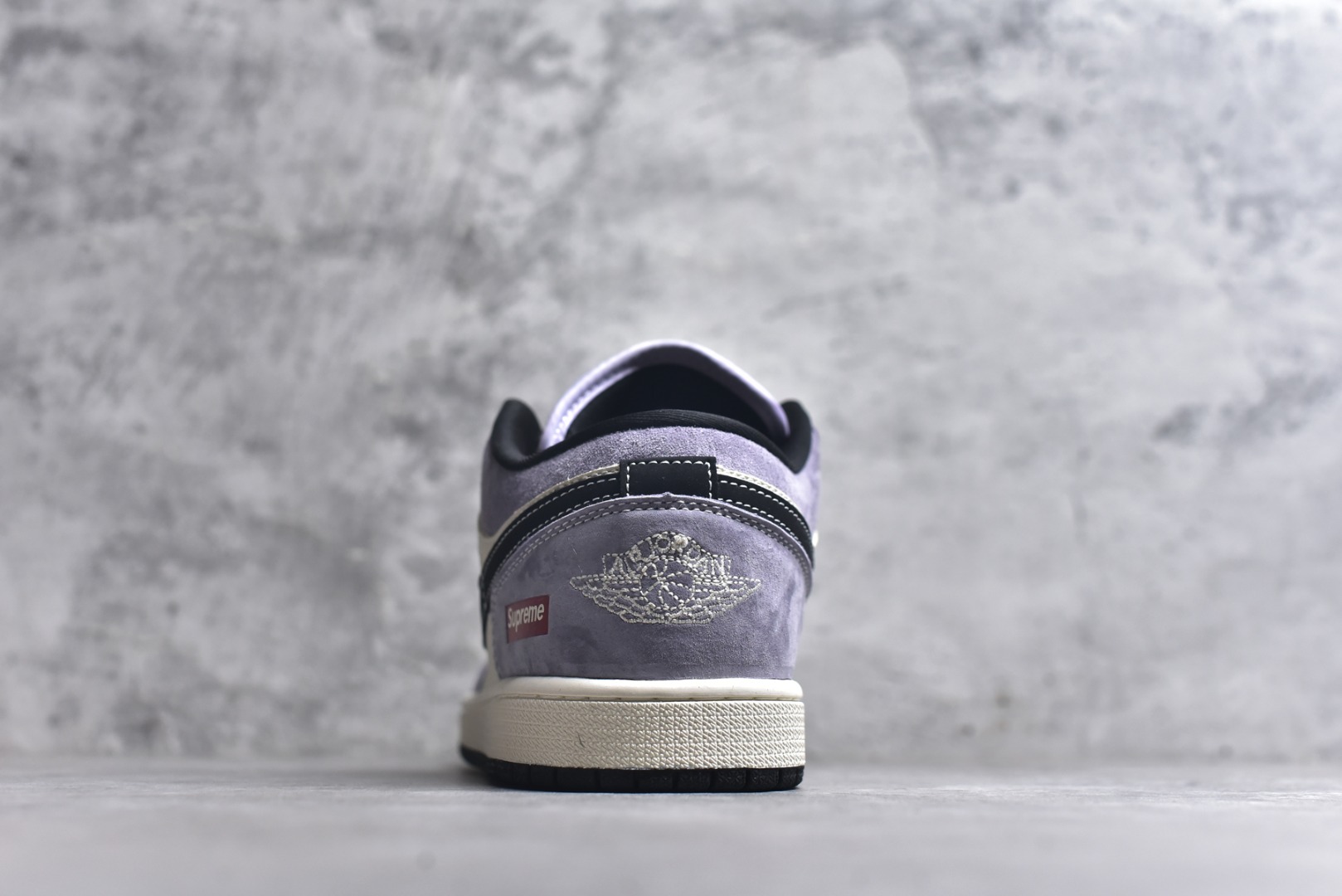 图片[5]-#海外爆款限量发售！Nike Jordan Air Jordan 1“ Supreme联名——米灰黑猪八革” 高端定制 低帮 复古 减震 防滑 耐磨 篮球鞋 定制鞋盒 大厂纯原品质出货 超高清洁度 皮料切割干净无任何毛边 细节完美 货号：QL1988-003 尺码：36 36.5 37.5 38 38.5 39 40 40.5 41 42 42.5 43 44 44.5 45-选品中心