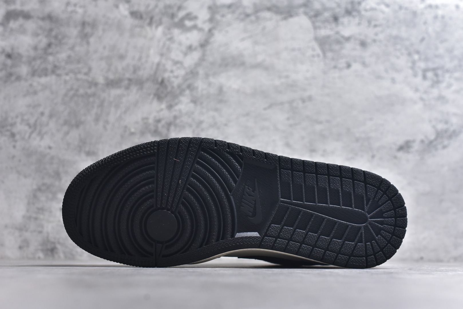 图片[6]-#海外爆款限量发售！Nike Jordan Air Jordan 1“ Supreme联名——米灰黑猪八革” 高端定制 低帮 复古 减震 防滑 耐磨 篮球鞋 定制鞋盒 大厂纯原品质出货 超高清洁度 皮料切割干净无任何毛边 细节完美 货号：QL1988-003 尺码：36 36.5 37.5 38 38.5 39 40 40.5 41 42 42.5 43 44 44.5 45-选品中心