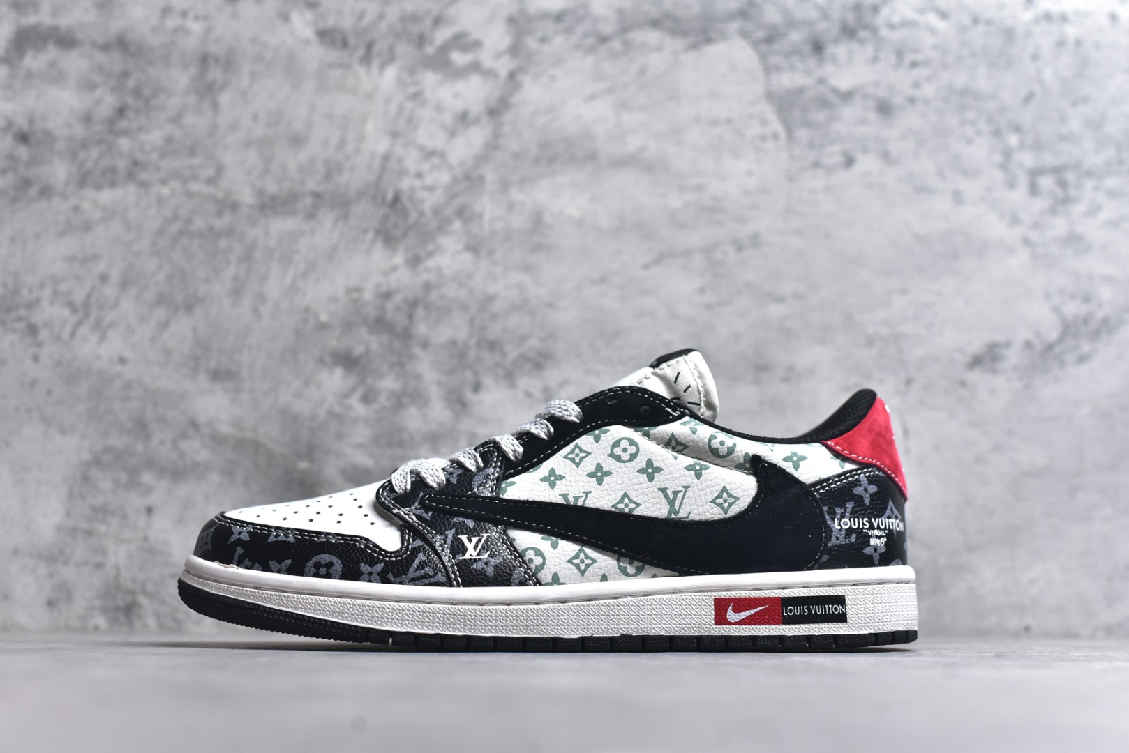 #Air Jordan Low × LV联名款，直接把“顶奢潮鞋”的牌面拉满了！ 经典AJ鞋型裹满LV老花暗纹，黑白主调撞出高级酷感，鞋侧黑勾+鞋尾红标自带视觉冲击，连鞋绳上的LV挂坠都是贵气细节！货号DZ5899-036，上脚就是行走的“顶流排面”，潮奢党闭眼冲的款~ 尺码：36-45-选品中心