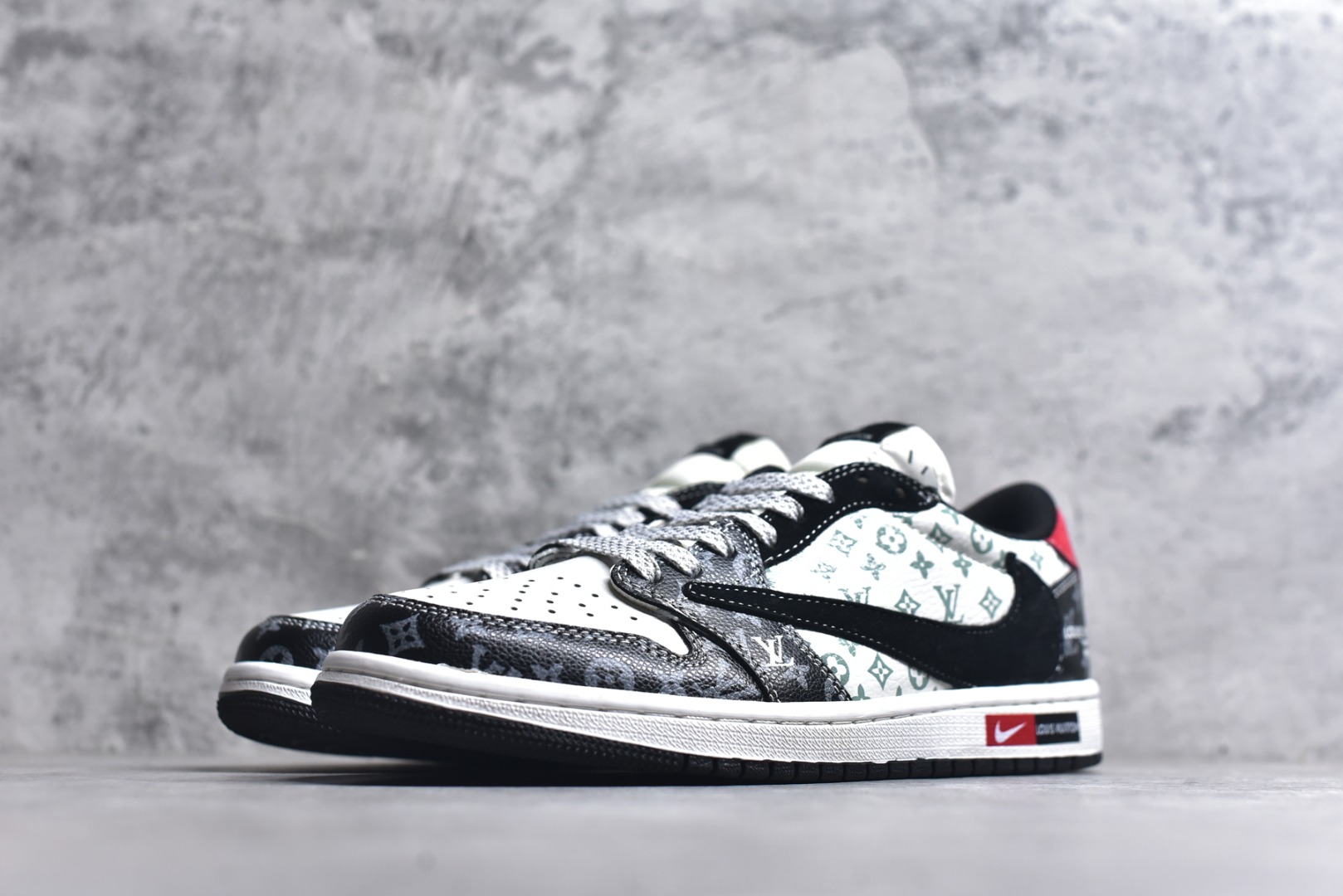 图片[2]-#Air Jordan Low × LV联名款，直接把“顶奢潮鞋”的牌面拉满了！ 经典AJ鞋型裹满LV老花暗纹，黑白主调撞出高级酷感，鞋侧黑勾+鞋尾红标自带视觉冲击，连鞋绳上的LV挂坠都是贵气细节！货号DZ5899-036，上脚就是行走的“顶流排面”，潮奢党闭眼冲的款~ 尺码：36-45-选品中心