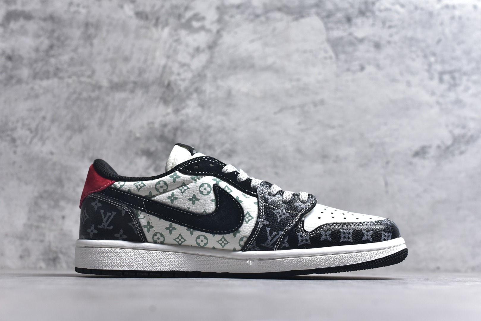 图片[3]-#Air Jordan Low × LV联名款，直接把“顶奢潮鞋”的牌面拉满了！ 经典AJ鞋型裹满LV老花暗纹，黑白主调撞出高级酷感，鞋侧黑勾+鞋尾红标自带视觉冲击，连鞋绳上的LV挂坠都是贵气细节！货号DZ5899-036，上脚就是行走的“顶流排面”，潮奢党闭眼冲的款~ 尺码：36-45-选品中心