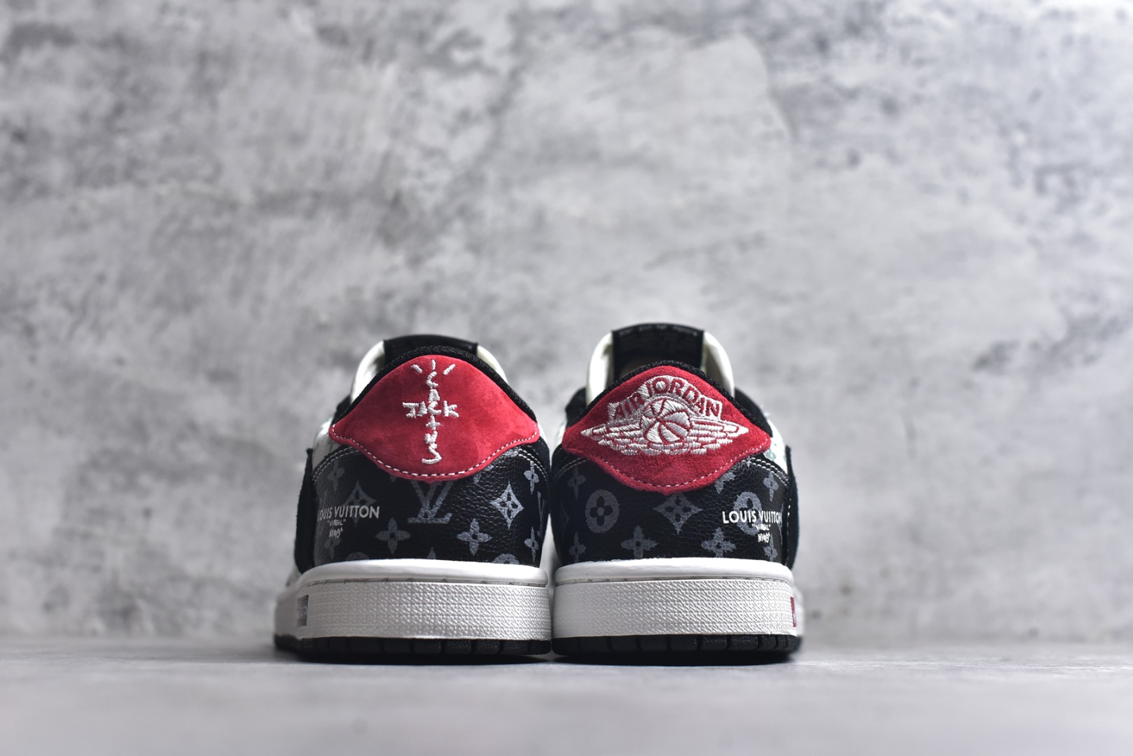图片[5]-#Air Jordan Low × LV联名款，直接把“顶奢潮鞋”的牌面拉满了！ 经典AJ鞋型裹满LV老花暗纹，黑白主调撞出高级酷感，鞋侧黑勾+鞋尾红标自带视觉冲击，连鞋绳上的LV挂坠都是贵气细节！货号DZ5899-036，上脚就是行走的“顶流排面”，潮奢党闭眼冲的款~ 尺码：36-45-选品中心