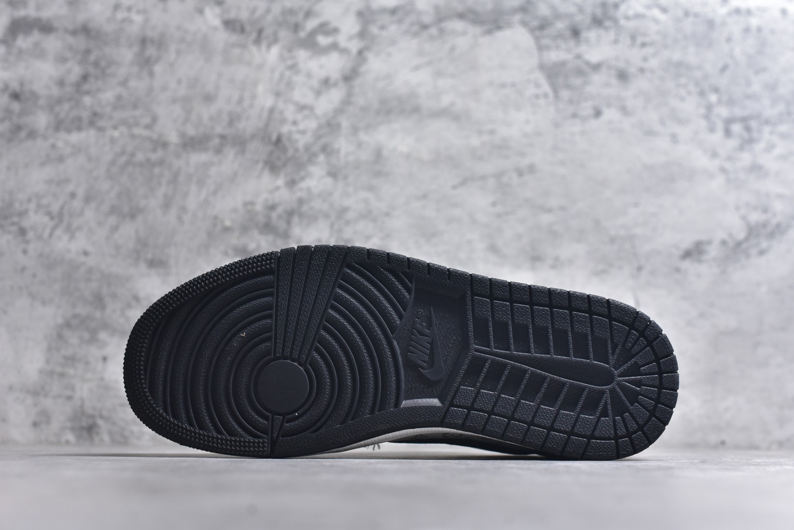 图片[6]-#Air Jordan Low × LV联名款，直接把“顶奢潮鞋”的牌面拉满了！ 经典AJ鞋型裹满LV老花暗纹，黑白主调撞出高级酷感，鞋侧黑勾+鞋尾红标自带视觉冲击，连鞋绳上的LV挂坠都是贵气细节！货号DZ5899-036，上脚就是行走的“顶流排面”，潮奢党闭眼冲的款~ 尺码：36-45-选品中心