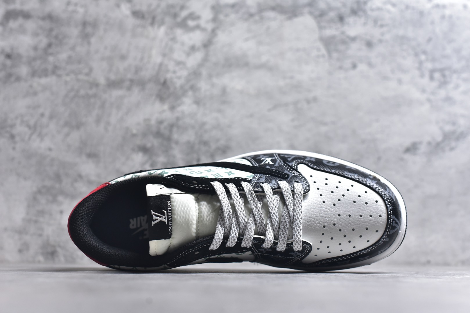 图片[4]-#Air Jordan Low × LV联名款，直接把“顶奢潮鞋”的牌面拉满了！ 经典AJ鞋型裹满LV老花暗纹，黑白主调撞出高级酷感，鞋侧黑勾+鞋尾红标自带视觉冲击，连鞋绳上的LV挂坠都是贵气细节！货号DZ5899-036，上脚就是行走的“顶流排面”，潮奢党闭眼冲的款~ 尺码：36-45-选品中心