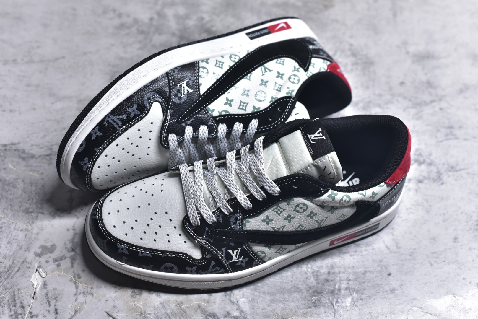 图片[7]-#Air Jordan Low × LV联名款，直接把“顶奢潮鞋”的牌面拉满了！ 经典AJ鞋型裹满LV老花暗纹，黑白主调撞出高级酷感，鞋侧黑勾+鞋尾红标自带视觉冲击，连鞋绳上的LV挂坠都是贵气细节！货号DZ5899-036，上脚就是行走的“顶流排面”，潮奢党闭眼冲的款~ 尺码：36-45-选品中心