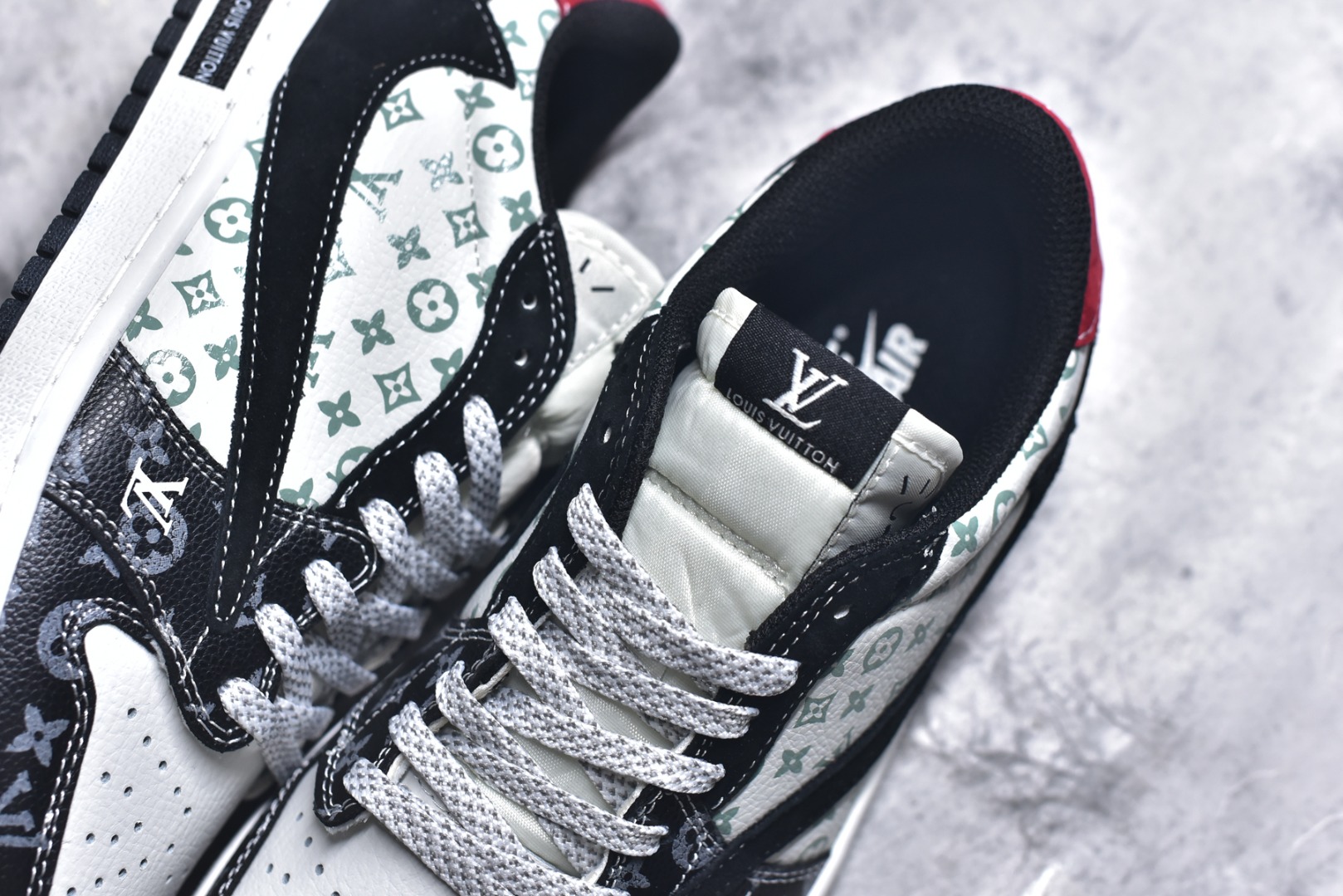 图片[9]-#Air Jordan Low × LV联名款，直接把“顶奢潮鞋”的牌面拉满了！ 经典AJ鞋型裹满LV老花暗纹，黑白主调撞出高级酷感，鞋侧黑勾+鞋尾红标自带视觉冲击，连鞋绳上的LV挂坠都是贵气细节！货号DZ5899-036，上脚就是行走的“顶流排面”，潮奢党闭眼冲的款~ 尺码：36-45-选品中心