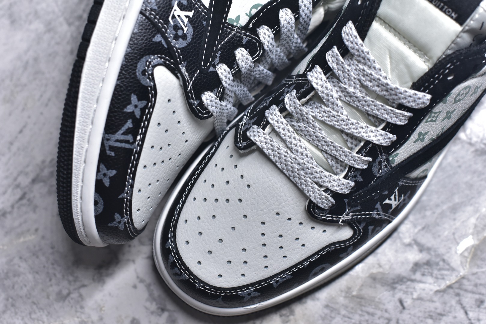 图片[8]-#Air Jordan Low × LV联名款，直接把“顶奢潮鞋”的牌面拉满了！ 经典AJ鞋型裹满LV老花暗纹，黑白主调撞出高级酷感，鞋侧黑勾+鞋尾红标自带视觉冲击，连鞋绳上的LV挂坠都是贵气细节！货号DZ5899-036，上脚就是行走的“顶流排面”，潮奢党闭眼冲的款~ 尺码：36-45-选品中心