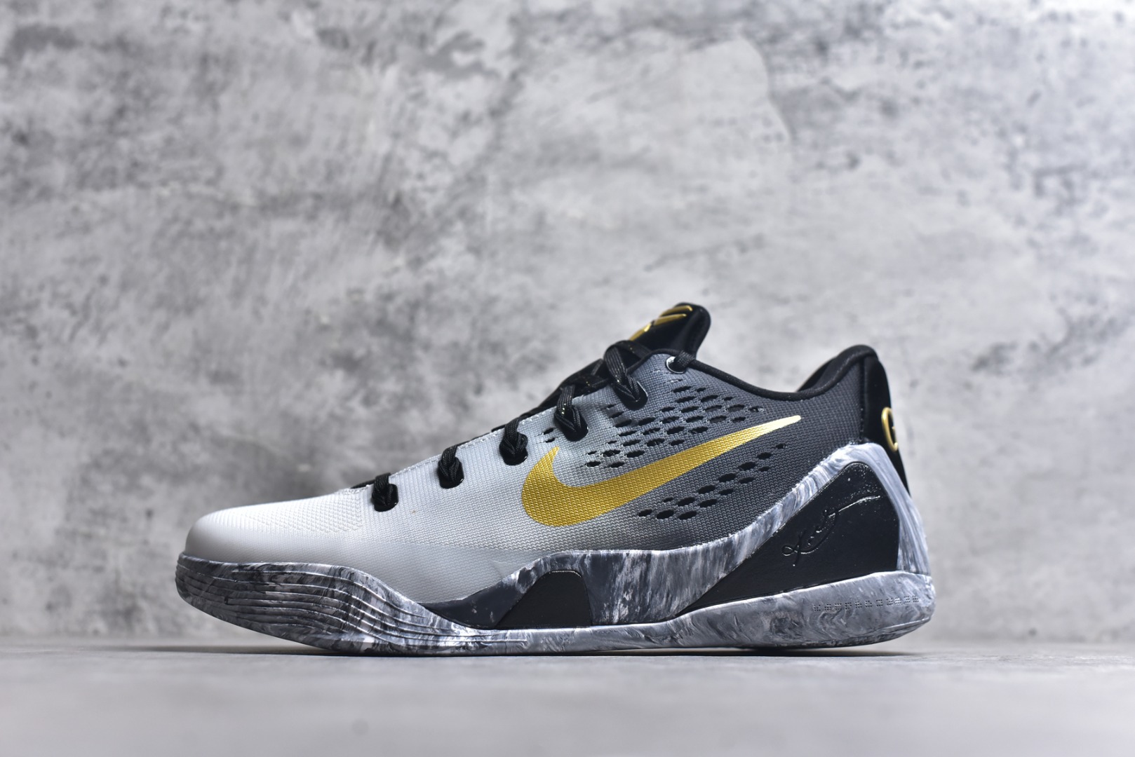 #灭世/Max NK Kobe 9 Low EM Think Pink PE 科比九代舒适减震防滑低帮篮球鞋 GIGI黑金 FZ7333-002 ✅原楦打造灵动版型 鞋头➕腰身➕后跟 360°无死角 ✅原厂工艺3层立体编织flyknit鞋面 厚度同步ZP吊打市场“纯原” ✅原厂碳板加持 立体感区分市场货品 ✅区分市场货品🌪过验级拉帮细节 ✅内置全新复刻版中底鞋垫 REACT缓震 密度增加抗衰减 ✅针对海外市场增加 47.5 满足精英选手实战需求 最强科9 灭世制造 用实力让情怀落地 👊🏻 尺码：39 40 40.5 41 42 42.5 43 44 44.5 45 46 47.5-选品中心