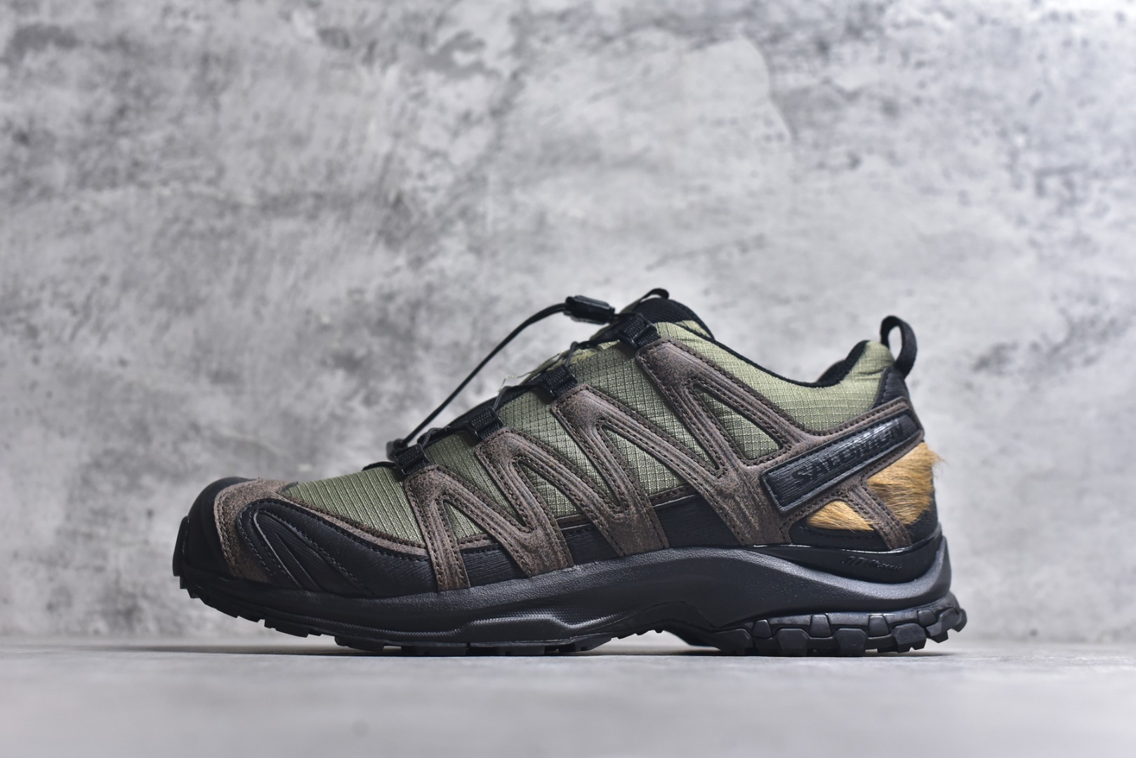 #(2代K版双层套盒版本） Salomon XA PRO 3D SEASONAL萨洛蒙户外越野跑鞋 鞋面采用SENSIFIT贴合技术 全方位贴合包裹脚型 鞋跟部鞋底牵引设计 提供强大的抓地性能 更适应野外崎岖不平的道路 其3D ADVANCED CHASSIS底盘 材料轻量大化 钉齿设计更具稳定性、防护性 鞋底易磨损区运用CONTAGRIP高耐磨材料 应对城市硬质路面长距离跑考验 货号：477974 28 尺码：36-47-选品中心