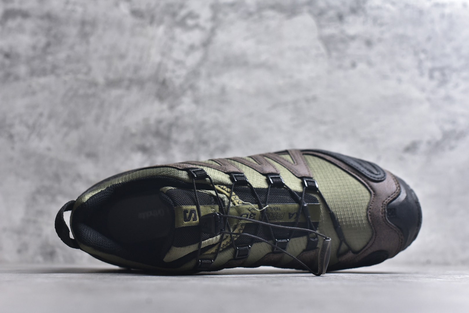 图片[4]-#(2代K版双层套盒版本） Salomon XA PRO 3D SEASONAL萨洛蒙户外越野跑鞋 鞋面采用SENSIFIT贴合技术 全方位贴合包裹脚型 鞋跟部鞋底牵引设计 提供强大的抓地性能 更适应野外崎岖不平的道路 其3D ADVANCED CHASSIS底盘 材料轻量大化 钉齿设计更具稳定性、防护性 鞋底易磨损区运用CONTAGRIP高耐磨材料 应对城市硬质路面长距离跑考验 货号：477974 28 尺码：36-47-选品中心