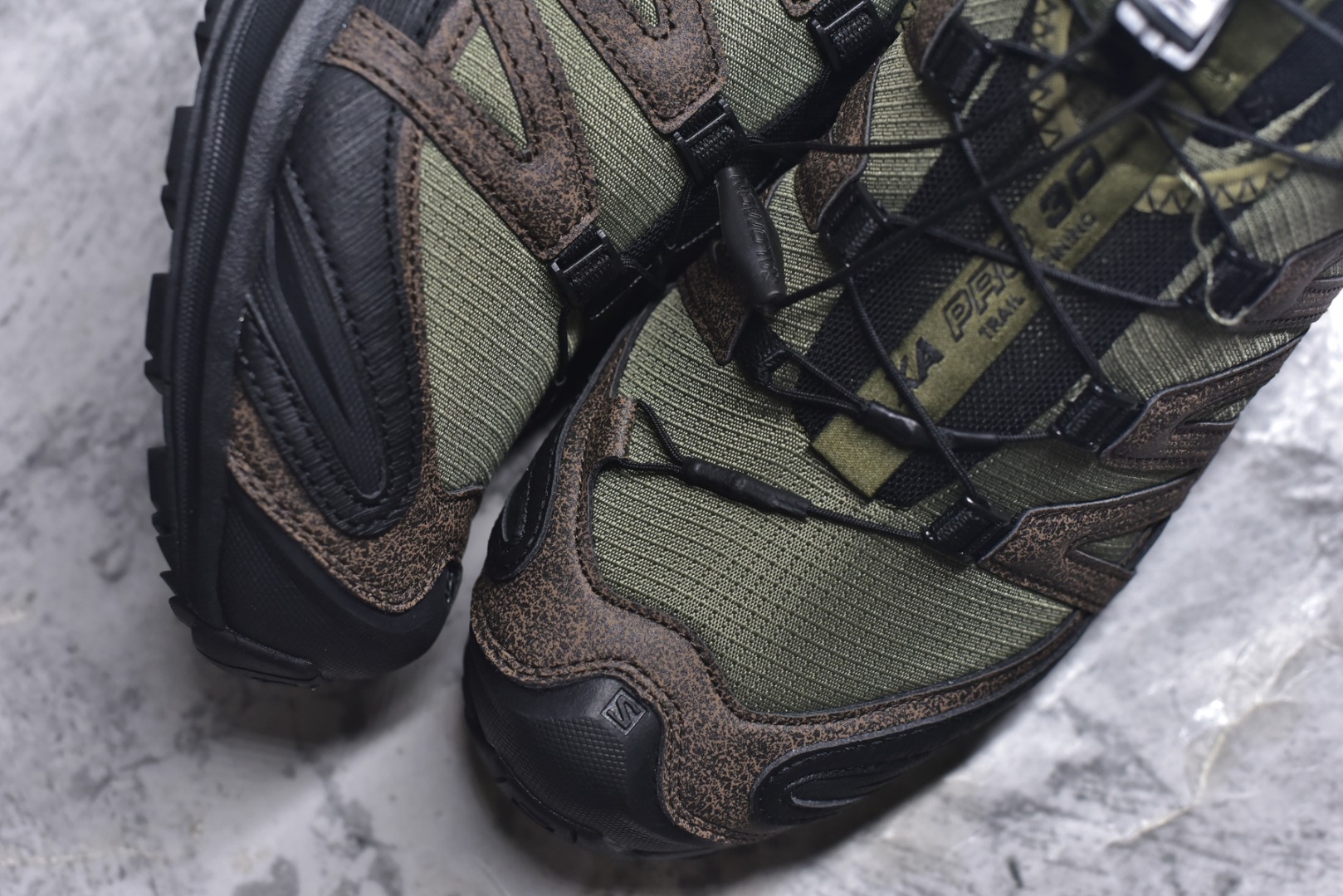 图片[8]-#(2代K版双层套盒版本） Salomon XA PRO 3D SEASONAL萨洛蒙户外越野跑鞋 鞋面采用SENSIFIT贴合技术 全方位贴合包裹脚型 鞋跟部鞋底牵引设计 提供强大的抓地性能 更适应野外崎岖不平的道路 其3D ADVANCED CHASSIS底盘 材料轻量大化 钉齿设计更具稳定性、防护性 鞋底易磨损区运用CONTAGRIP高耐磨材料 应对城市硬质路面长距离跑考验 货号：477974 28 尺码：36-47-选品中心