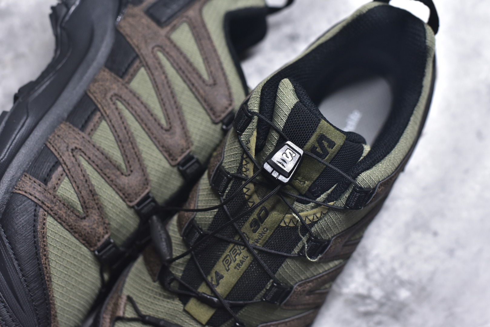 图片[9]-#(2代K版双层套盒版本） Salomon XA PRO 3D SEASONAL萨洛蒙户外越野跑鞋 鞋面采用SENSIFIT贴合技术 全方位贴合包裹脚型 鞋跟部鞋底牵引设计 提供强大的抓地性能 更适应野外崎岖不平的道路 其3D ADVANCED CHASSIS底盘 材料轻量大化 钉齿设计更具稳定性、防护性 鞋底易磨损区运用CONTAGRIP高耐磨材料 应对城市硬质路面长距离跑考验 货号：477974 28 尺码：36-47-选品中心