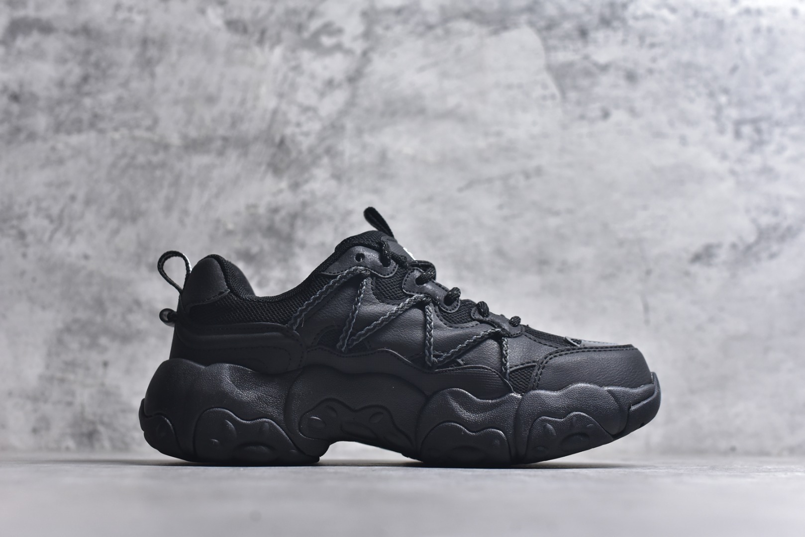 图片[3]-#FILA 斐乐经典百搭休闲防滑减震耐磨低帮运动鞋 传承了 FILA 的百年基因，融入年轻运动及潮流文化，成为引领变革、创新突破的一代。以“1+N” 的跨界合作模式重现经典的同时创造经典。带来最出其不意的跨界合作惊喜。同时，FILAFUSION把FILA 的 DNA 融入到定制体验里，你可以随心制造厲于你的产品。FILA FUSION 的鞋家族涵盖了老爹鞋、跑步鞋、网球鞋、季节款。风格复古新潮，满足了时尚人士出行及各类运动的搭配需求，成为当下年轻人筷拥的鞋类品牌之一。FILA FUSION 走进年轻人的世界，通过年轻人运动，街舞，滑板，篮球，展现 FILA FUSION 的潮流态度和年轻文化。FILA FUSION 认为末来属于引领变革、创新突破的年轻一代，让我们一起构成 FILA 未来的蓝图吧！尺码：35.5 36 36.5 37.5 38 38.5 39 40-选品中心