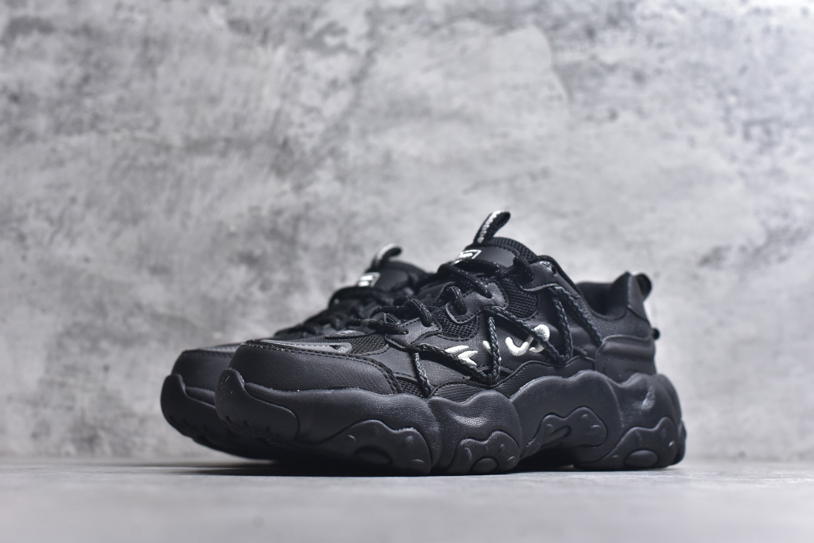 图片[2]-#FILA 斐乐经典百搭休闲防滑减震耐磨低帮运动鞋 传承了 FILA 的百年基因，融入年轻运动及潮流文化，成为引领变革、创新突破的一代。以“1+N” 的跨界合作模式重现经典的同时创造经典。带来最出其不意的跨界合作惊喜。同时，FILAFUSION把FILA 的 DNA 融入到定制体验里，你可以随心制造厲于你的产品。FILA FUSION 的鞋家族涵盖了老爹鞋、跑步鞋、网球鞋、季节款。风格复古新潮，满足了时尚人士出行及各类运动的搭配需求，成为当下年轻人筷拥的鞋类品牌之一。FILA FUSION 走进年轻人的世界，通过年轻人运动，街舞，滑板，篮球，展现 FILA FUSION 的潮流态度和年轻文化。FILA FUSION 认为末来属于引领变革、创新突破的年轻一代，让我们一起构成 FILA 未来的蓝图吧！尺码：35.5 36 36.5 37.5 38 38.5 39 40-选品中心