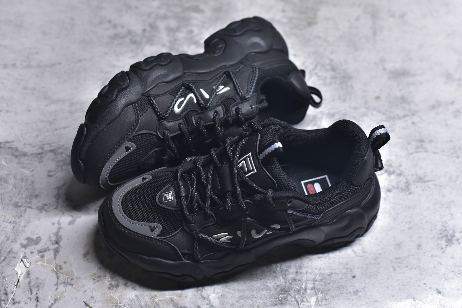 图片[7]-#FILA 斐乐经典百搭休闲防滑减震耐磨低帮运动鞋 传承了 FILA 的百年基因，融入年轻运动及潮流文化，成为引领变革、创新突破的一代。以“1+N” 的跨界合作模式重现经典的同时创造经典。带来最出其不意的跨界合作惊喜。同时，FILAFUSION把FILA 的 DNA 融入到定制体验里，你可以随心制造厲于你的产品。FILA FUSION 的鞋家族涵盖了老爹鞋、跑步鞋、网球鞋、季节款。风格复古新潮，满足了时尚人士出行及各类运动的搭配需求，成为当下年轻人筷拥的鞋类品牌之一。FILA FUSION 走进年轻人的世界，通过年轻人运动，街舞，滑板，篮球，展现 FILA FUSION 的潮流态度和年轻文化。FILA FUSION 认为末来属于引领变革、创新突破的年轻一代，让我们一起构成 FILA 未来的蓝图吧！尺码：35.5 36 36.5 37.5 38 38.5 39 40-选品中心