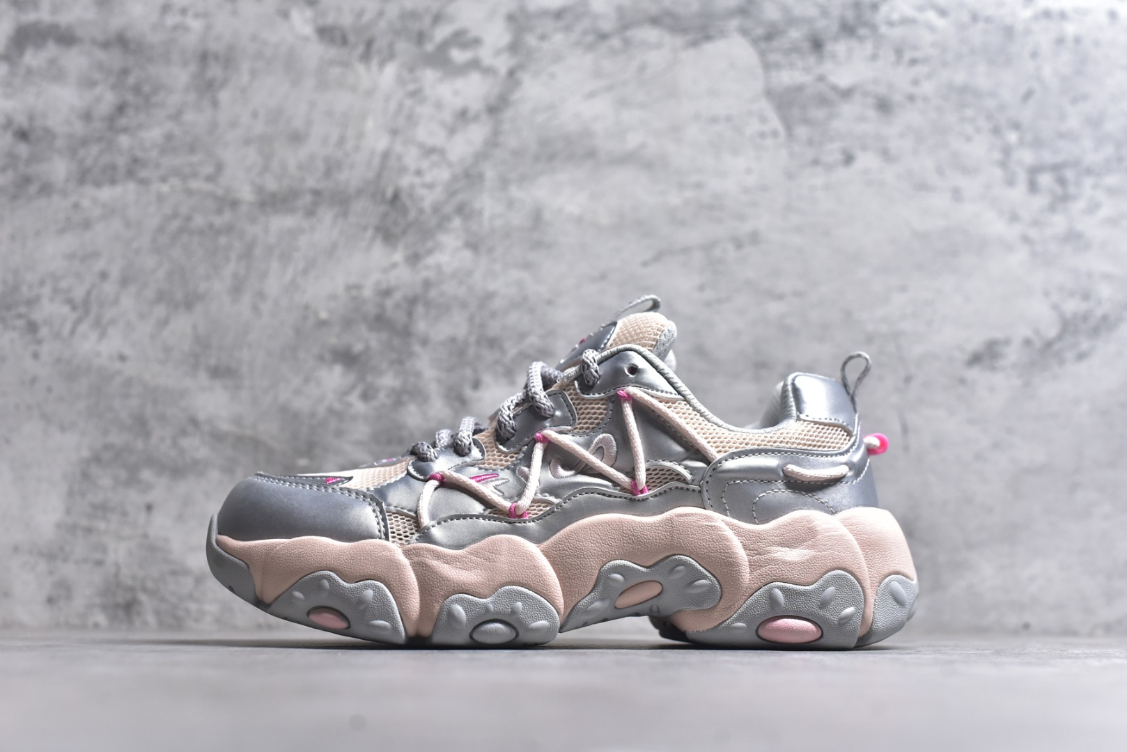 #FILA 斐乐经典百搭休闲防滑减震耐磨低帮运动鞋 传承了 FILA 的百年基因，融入年轻运动及潮流文化，成为引领变革、创新突破的一代。以“1+N” 的跨界合作模式重现经典的同时创造经典。带来最出其不意的跨界合作惊喜。同时，FILAFUSION把FILA 的 DNA 融入到定制体验里，你可以随心制造厲于你的产品。FILA FUSION 的鞋家族涵盖了老爹鞋、跑步鞋、网球鞋、季节款。风格复古新潮，满足了时尚人士出行及各类运动的搭配需求，成为当下年轻人筷拥的鞋类品牌之一。FILA FUSION 走进年轻人的世界，通过年轻人运动，街舞，滑板，篮球，展现 FILA FUSION 的潮流态度和年轻文化。FILA FUSION 认为末来属于引领变革、创新突破的年轻一代，让我们一起构成 FILA 未来的蓝图吧！尺码：35.5 36 36.5 37.5 38 38.5 39 40-选品中心