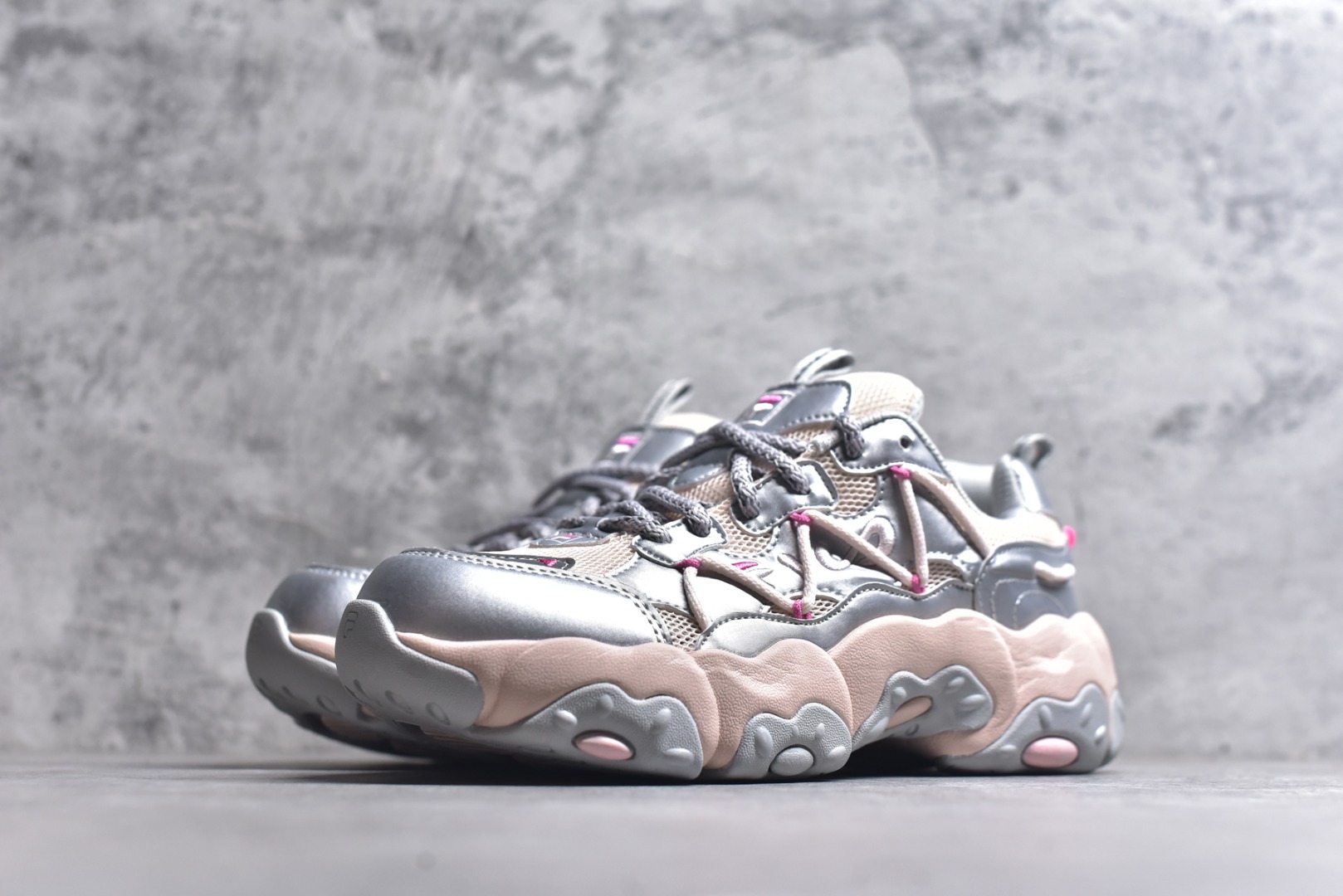 图片[2]-#FILA 斐乐经典百搭休闲防滑减震耐磨低帮运动鞋 传承了 FILA 的百年基因，融入年轻运动及潮流文化，成为引领变革、创新突破的一代。以“1+N” 的跨界合作模式重现经典的同时创造经典。带来最出其不意的跨界合作惊喜。同时，FILAFUSION把FILA 的 DNA 融入到定制体验里，你可以随心制造厲于你的产品。FILA FUSION 的鞋家族涵盖了老爹鞋、跑步鞋、网球鞋、季节款。风格复古新潮，满足了时尚人士出行及各类运动的搭配需求，成为当下年轻人筷拥的鞋类品牌之一。FILA FUSION 走进年轻人的世界，通过年轻人运动，街舞，滑板，篮球，展现 FILA FUSION 的潮流态度和年轻文化。FILA FUSION 认为末来属于引领变革、创新突破的年轻一代，让我们一起构成 FILA 未来的蓝图吧！尺码：35.5 36 36.5 37.5 38 38.5 39 40-选品中心