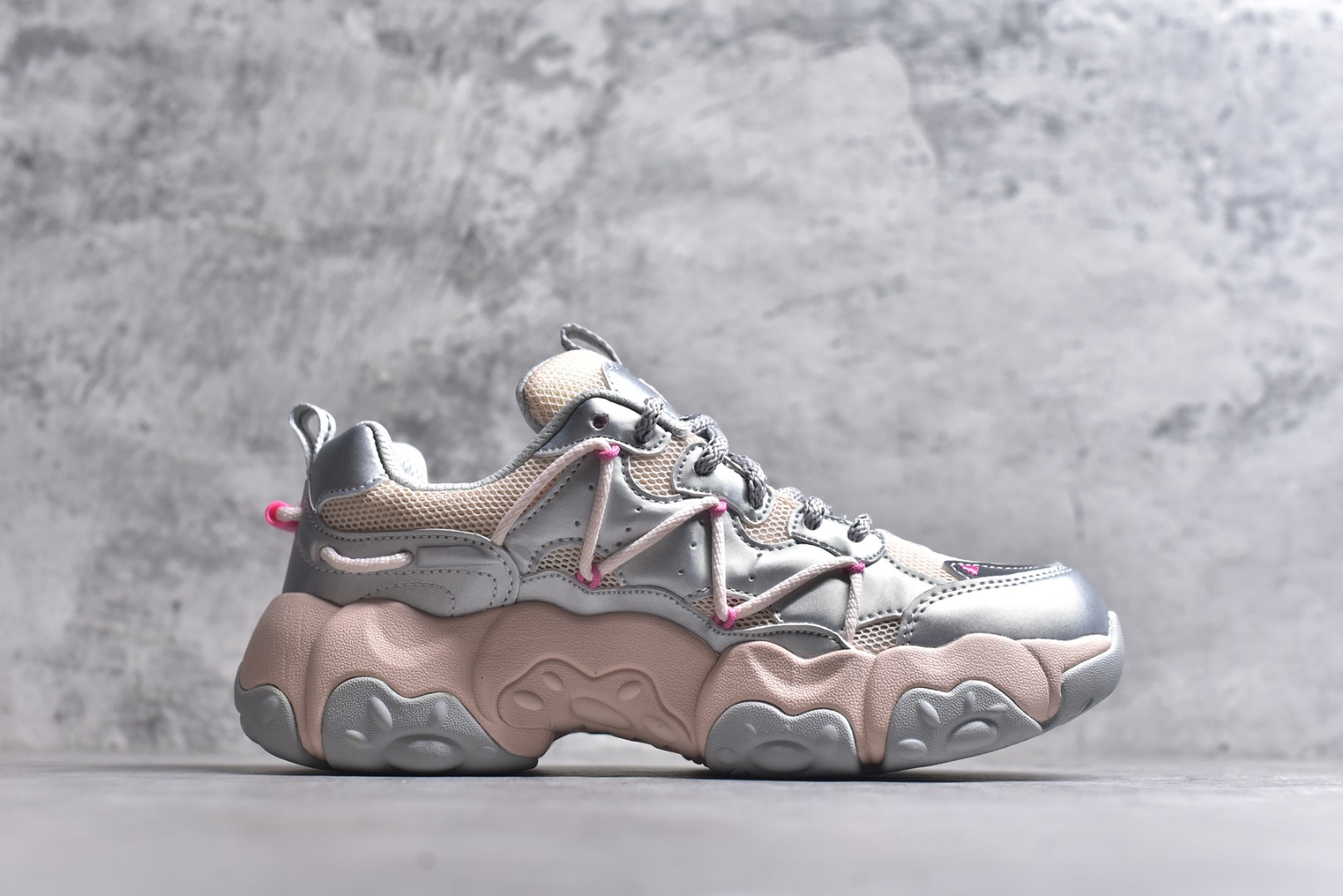 图片[3]-#FILA 斐乐经典百搭休闲防滑减震耐磨低帮运动鞋 传承了 FILA 的百年基因，融入年轻运动及潮流文化，成为引领变革、创新突破的一代。以“1+N” 的跨界合作模式重现经典的同时创造经典。带来最出其不意的跨界合作惊喜。同时，FILAFUSION把FILA 的 DNA 融入到定制体验里，你可以随心制造厲于你的产品。FILA FUSION 的鞋家族涵盖了老爹鞋、跑步鞋、网球鞋、季节款。风格复古新潮，满足了时尚人士出行及各类运动的搭配需求，成为当下年轻人筷拥的鞋类品牌之一。FILA FUSION 走进年轻人的世界，通过年轻人运动，街舞，滑板，篮球，展现 FILA FUSION 的潮流态度和年轻文化。FILA FUSION 认为末来属于引领变革、创新突破的年轻一代，让我们一起构成 FILA 未来的蓝图吧！尺码：35.5 36 36.5 37.5 38 38.5 39 40-选品中心