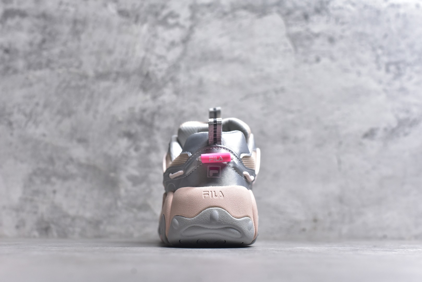 图片[5]-#FILA 斐乐经典百搭休闲防滑减震耐磨低帮运动鞋 传承了 FILA 的百年基因，融入年轻运动及潮流文化，成为引领变革、创新突破的一代。以“1+N” 的跨界合作模式重现经典的同时创造经典。带来最出其不意的跨界合作惊喜。同时，FILAFUSION把FILA 的 DNA 融入到定制体验里，你可以随心制造厲于你的产品。FILA FUSION 的鞋家族涵盖了老爹鞋、跑步鞋、网球鞋、季节款。风格复古新潮，满足了时尚人士出行及各类运动的搭配需求，成为当下年轻人筷拥的鞋类品牌之一。FILA FUSION 走进年轻人的世界，通过年轻人运动，街舞，滑板，篮球，展现 FILA FUSION 的潮流态度和年轻文化。FILA FUSION 认为末来属于引领变革、创新突破的年轻一代，让我们一起构成 FILA 未来的蓝图吧！尺码：35.5 36 36.5 37.5 38 38.5 39 40-选品中心