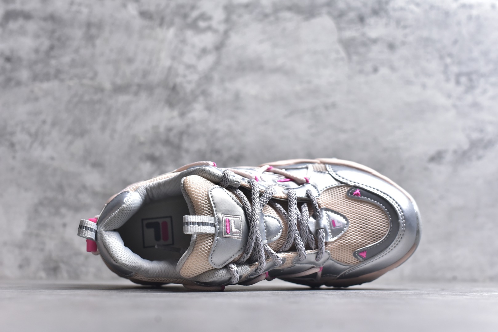 图片[4]-#FILA 斐乐经典百搭休闲防滑减震耐磨低帮运动鞋 传承了 FILA 的百年基因，融入年轻运动及潮流文化，成为引领变革、创新突破的一代。以“1+N” 的跨界合作模式重现经典的同时创造经典。带来最出其不意的跨界合作惊喜。同时，FILAFUSION把FILA 的 DNA 融入到定制体验里，你可以随心制造厲于你的产品。FILA FUSION 的鞋家族涵盖了老爹鞋、跑步鞋、网球鞋、季节款。风格复古新潮，满足了时尚人士出行及各类运动的搭配需求，成为当下年轻人筷拥的鞋类品牌之一。FILA FUSION 走进年轻人的世界，通过年轻人运动，街舞，滑板，篮球，展现 FILA FUSION 的潮流态度和年轻文化。FILA FUSION 认为末来属于引领变革、创新突破的年轻一代，让我们一起构成 FILA 未来的蓝图吧！尺码：35.5 36 36.5 37.5 38 38.5 39 40-选品中心