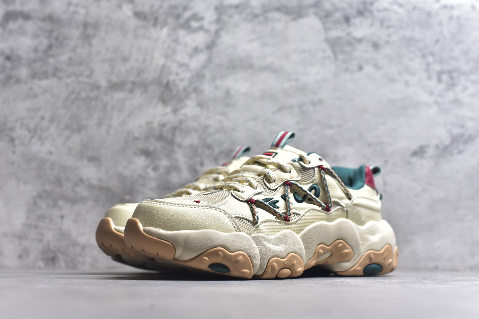 图片[2]-#FILA 斐乐经典百搭休闲防滑减震耐磨低帮运动鞋 传承了 FILA 的百年基因，融入年轻运动及潮流文化，成为引领变革、创新突破的一代。以“1+N” 的跨界合作模式重现经典的同时创造经典。带来最出其不意的跨界合作惊喜。同时，FILAFUSION把FILA 的 DNA 融入到定制体验里，你可以随心制造厲于你的产品。FILA FUSION 的鞋家族涵盖了老爹鞋、跑步鞋、网球鞋、季节款。风格复古新潮，满足了时尚人士出行及各类运动的搭配需求，成为当下年轻人筷拥的鞋类品牌之一。FILA FUSION 走进年轻人的世界，通过年轻人运动，街舞，滑板，篮球，展现 FILA FUSION 的潮流态度和年轻文化。FILA FUSION 认为末来属于引领变革、创新突破的年轻一代，让我们一起构成 FILA 未来的蓝图吧！尺码：35.5 36 36.5 37.5 38 38.5 39 40-选品中心