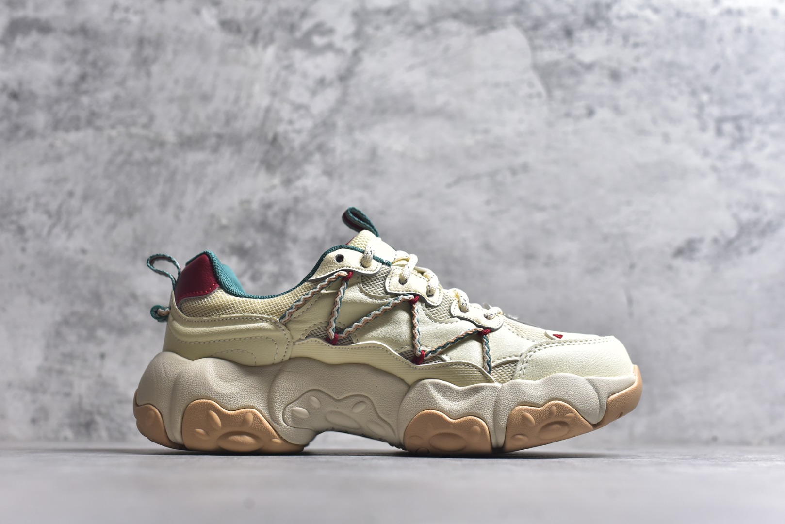 图片[3]-#FILA 斐乐经典百搭休闲防滑减震耐磨低帮运动鞋 传承了 FILA 的百年基因，融入年轻运动及潮流文化，成为引领变革、创新突破的一代。以“1+N” 的跨界合作模式重现经典的同时创造经典。带来最出其不意的跨界合作惊喜。同时，FILAFUSION把FILA 的 DNA 融入到定制体验里，你可以随心制造厲于你的产品。FILA FUSION 的鞋家族涵盖了老爹鞋、跑步鞋、网球鞋、季节款。风格复古新潮，满足了时尚人士出行及各类运动的搭配需求，成为当下年轻人筷拥的鞋类品牌之一。FILA FUSION 走进年轻人的世界，通过年轻人运动，街舞，滑板，篮球，展现 FILA FUSION 的潮流态度和年轻文化。FILA FUSION 认为末来属于引领变革、创新突破的年轻一代，让我们一起构成 FILA 未来的蓝图吧！尺码：35.5 36 36.5 37.5 38 38.5 39 40-选品中心