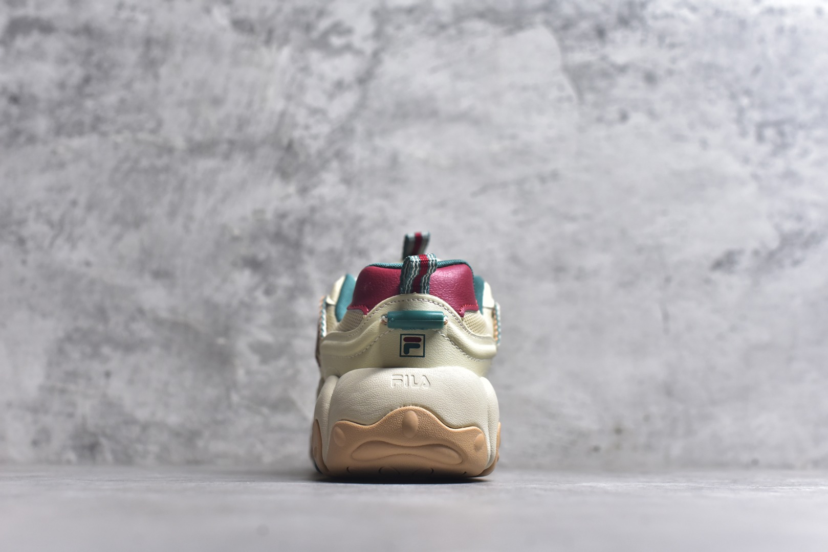 图片[5]-#FILA 斐乐经典百搭休闲防滑减震耐磨低帮运动鞋 传承了 FILA 的百年基因，融入年轻运动及潮流文化，成为引领变革、创新突破的一代。以“1+N” 的跨界合作模式重现经典的同时创造经典。带来最出其不意的跨界合作惊喜。同时，FILAFUSION把FILA 的 DNA 融入到定制体验里，你可以随心制造厲于你的产品。FILA FUSION 的鞋家族涵盖了老爹鞋、跑步鞋、网球鞋、季节款。风格复古新潮，满足了时尚人士出行及各类运动的搭配需求，成为当下年轻人筷拥的鞋类品牌之一。FILA FUSION 走进年轻人的世界，通过年轻人运动，街舞，滑板，篮球，展现 FILA FUSION 的潮流态度和年轻文化。FILA FUSION 认为末来属于引领变革、创新突破的年轻一代，让我们一起构成 FILA 未来的蓝图吧！尺码：35.5 36 36.5 37.5 38 38.5 39 40-选品中心