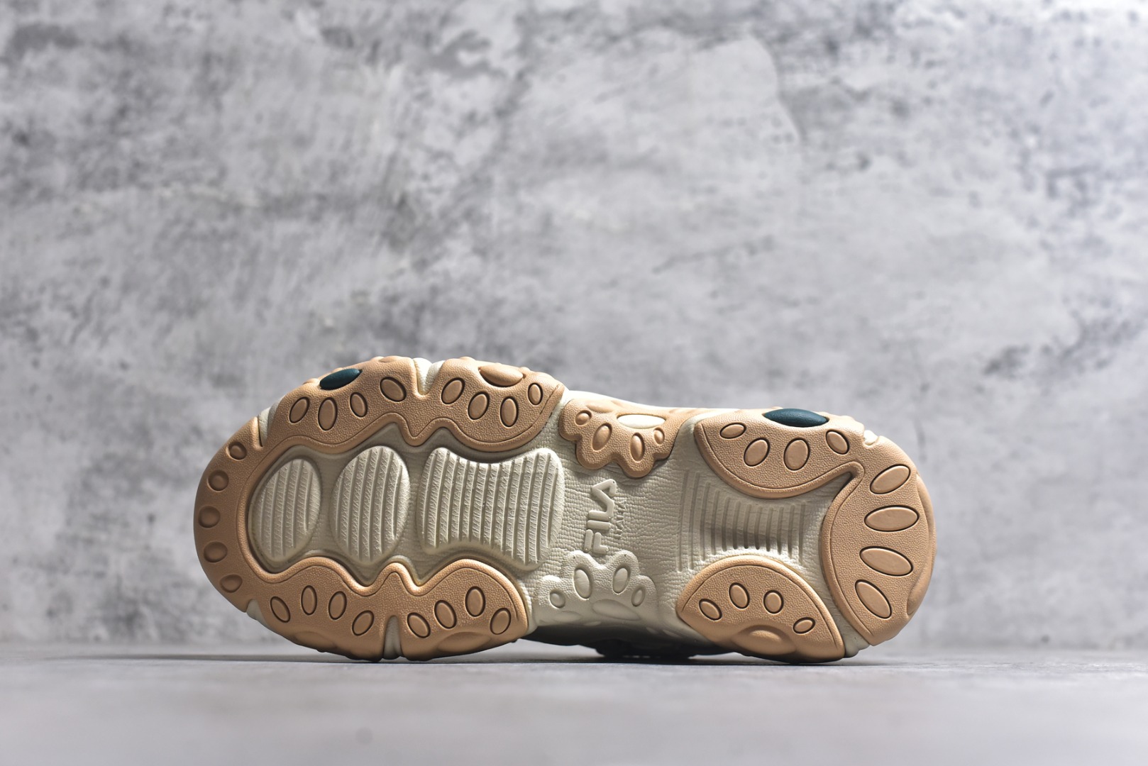 图片[6]-#FILA 斐乐经典百搭休闲防滑减震耐磨低帮运动鞋 传承了 FILA 的百年基因，融入年轻运动及潮流文化，成为引领变革、创新突破的一代。以“1+N” 的跨界合作模式重现经典的同时创造经典。带来最出其不意的跨界合作惊喜。同时，FILAFUSION把FILA 的 DNA 融入到定制体验里，你可以随心制造厲于你的产品。FILA FUSION 的鞋家族涵盖了老爹鞋、跑步鞋、网球鞋、季节款。风格复古新潮，满足了时尚人士出行及各类运动的搭配需求，成为当下年轻人筷拥的鞋类品牌之一。FILA FUSION 走进年轻人的世界，通过年轻人运动，街舞，滑板，篮球，展现 FILA FUSION 的潮流态度和年轻文化。FILA FUSION 认为末来属于引领变革、创新突破的年轻一代，让我们一起构成 FILA 未来的蓝图吧！尺码：35.5 36 36.5 37.5 38 38.5 39 40-选品中心