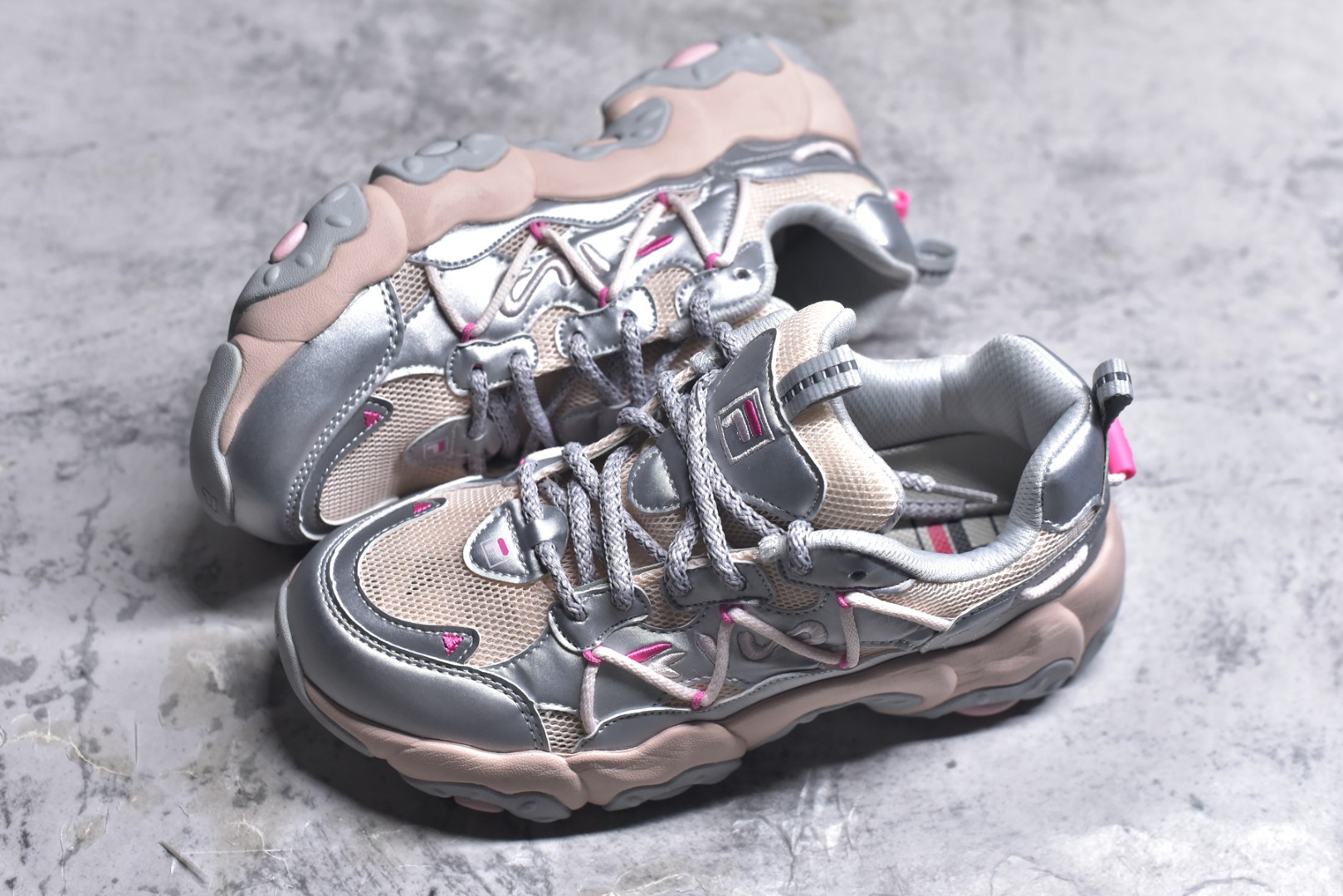 图片[7]-#FILA 斐乐经典百搭休闲防滑减震耐磨低帮运动鞋 传承了 FILA 的百年基因，融入年轻运动及潮流文化，成为引领变革、创新突破的一代。以“1+N” 的跨界合作模式重现经典的同时创造经典。带来最出其不意的跨界合作惊喜。同时，FILAFUSION把FILA 的 DNA 融入到定制体验里，你可以随心制造厲于你的产品。FILA FUSION 的鞋家族涵盖了老爹鞋、跑步鞋、网球鞋、季节款。风格复古新潮，满足了时尚人士出行及各类运动的搭配需求，成为当下年轻人筷拥的鞋类品牌之一。FILA FUSION 走进年轻人的世界，通过年轻人运动，街舞，滑板，篮球，展现 FILA FUSION 的潮流态度和年轻文化。FILA FUSION 认为末来属于引领变革、创新突破的年轻一代，让我们一起构成 FILA 未来的蓝图吧！尺码：35.5 36 36.5 37.5 38 38.5 39 40-选品中心