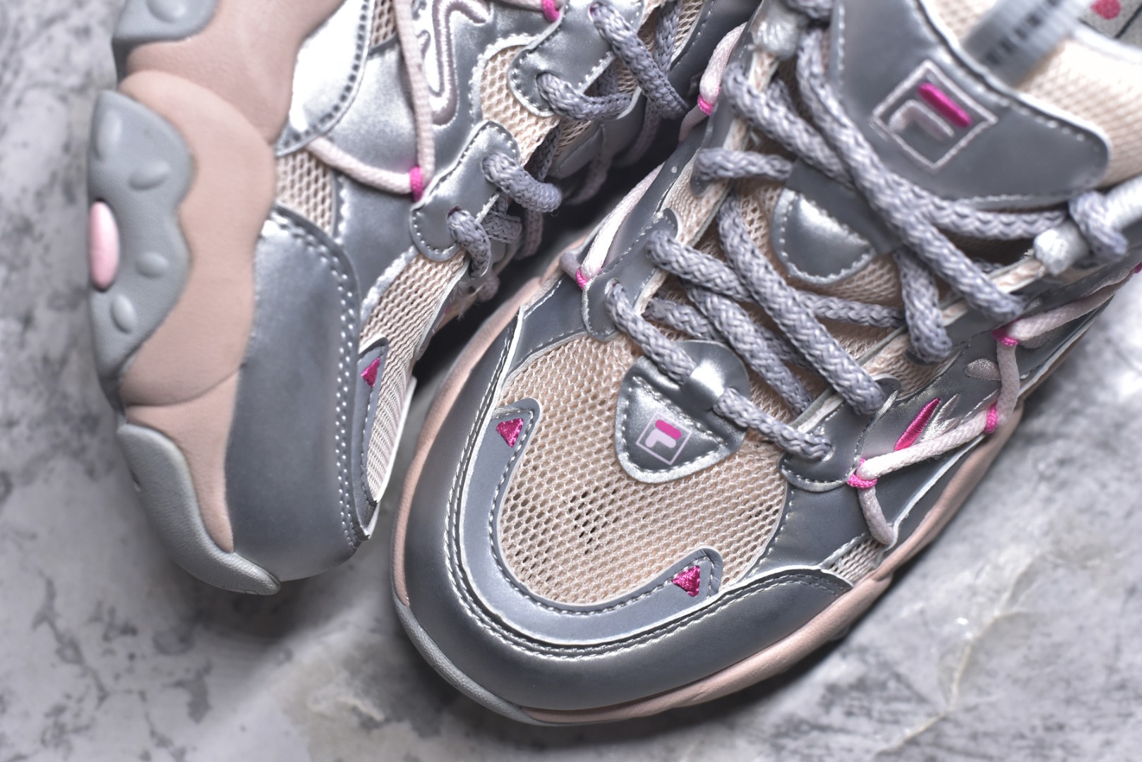 图片[8]-#FILA 斐乐经典百搭休闲防滑减震耐磨低帮运动鞋 传承了 FILA 的百年基因，融入年轻运动及潮流文化，成为引领变革、创新突破的一代。以“1+N” 的跨界合作模式重现经典的同时创造经典。带来最出其不意的跨界合作惊喜。同时，FILAFUSION把FILA 的 DNA 融入到定制体验里，你可以随心制造厲于你的产品。FILA FUSION 的鞋家族涵盖了老爹鞋、跑步鞋、网球鞋、季节款。风格复古新潮，满足了时尚人士出行及各类运动的搭配需求，成为当下年轻人筷拥的鞋类品牌之一。FILA FUSION 走进年轻人的世界，通过年轻人运动，街舞，滑板，篮球，展现 FILA FUSION 的潮流态度和年轻文化。FILA FUSION 认为末来属于引领变革、创新突破的年轻一代，让我们一起构成 FILA 未来的蓝图吧！尺码：35.5 36 36.5 37.5 38 38.5 39 40-选品中心