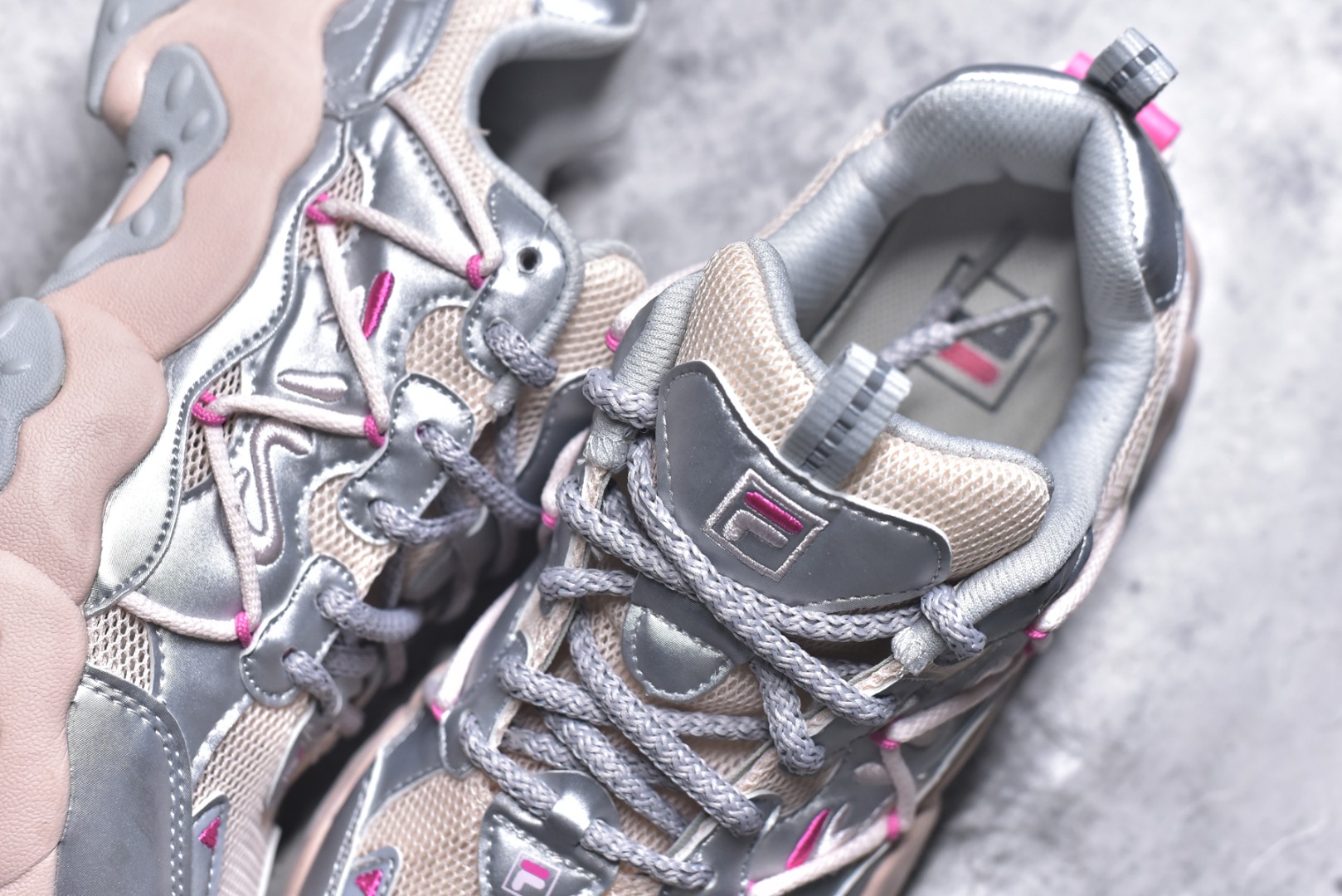 图片[9]-#FILA 斐乐经典百搭休闲防滑减震耐磨低帮运动鞋 传承了 FILA 的百年基因，融入年轻运动及潮流文化，成为引领变革、创新突破的一代。以“1+N” 的跨界合作模式重现经典的同时创造经典。带来最出其不意的跨界合作惊喜。同时，FILAFUSION把FILA 的 DNA 融入到定制体验里，你可以随心制造厲于你的产品。FILA FUSION 的鞋家族涵盖了老爹鞋、跑步鞋、网球鞋、季节款。风格复古新潮，满足了时尚人士出行及各类运动的搭配需求，成为当下年轻人筷拥的鞋类品牌之一。FILA FUSION 走进年轻人的世界，通过年轻人运动，街舞，滑板，篮球，展现 FILA FUSION 的潮流态度和年轻文化。FILA FUSION 认为末来属于引领变革、创新突破的年轻一代，让我们一起构成 FILA 未来的蓝图吧！尺码：35.5 36 36.5 37.5 38 38.5 39 40-选品中心