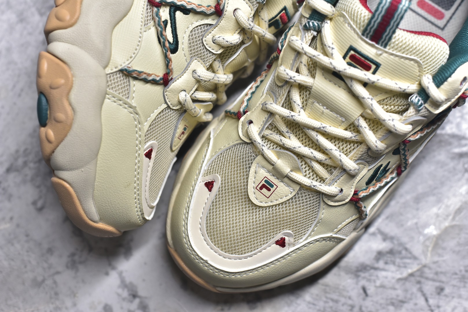 图片[8]-#FILA 斐乐经典百搭休闲防滑减震耐磨低帮运动鞋 传承了 FILA 的百年基因，融入年轻运动及潮流文化，成为引领变革、创新突破的一代。以“1+N” 的跨界合作模式重现经典的同时创造经典。带来最出其不意的跨界合作惊喜。同时，FILAFUSION把FILA 的 DNA 融入到定制体验里，你可以随心制造厲于你的产品。FILA FUSION 的鞋家族涵盖了老爹鞋、跑步鞋、网球鞋、季节款。风格复古新潮，满足了时尚人士出行及各类运动的搭配需求，成为当下年轻人筷拥的鞋类品牌之一。FILA FUSION 走进年轻人的世界，通过年轻人运动，街舞，滑板，篮球，展现 FILA FUSION 的潮流态度和年轻文化。FILA FUSION 认为末来属于引领变革、创新突破的年轻一代，让我们一起构成 FILA 未来的蓝图吧！尺码：35.5 36 36.5 37.5 38 38.5 39 40-选品中心