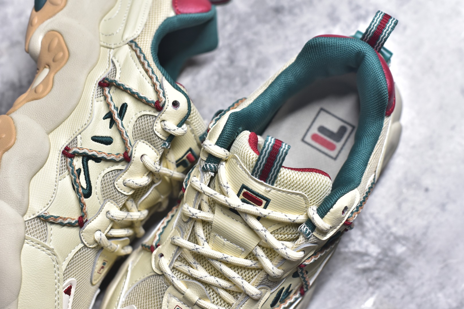 图片[9]-#FILA 斐乐经典百搭休闲防滑减震耐磨低帮运动鞋 传承了 FILA 的百年基因，融入年轻运动及潮流文化，成为引领变革、创新突破的一代。以“1+N” 的跨界合作模式重现经典的同时创造经典。带来最出其不意的跨界合作惊喜。同时，FILAFUSION把FILA 的 DNA 融入到定制体验里，你可以随心制造厲于你的产品。FILA FUSION 的鞋家族涵盖了老爹鞋、跑步鞋、网球鞋、季节款。风格复古新潮，满足了时尚人士出行及各类运动的搭配需求，成为当下年轻人筷拥的鞋类品牌之一。FILA FUSION 走进年轻人的世界，通过年轻人运动，街舞，滑板，篮球，展现 FILA FUSION 的潮流态度和年轻文化。FILA FUSION 认为末来属于引领变革、创新突破的年轻一代，让我们一起构成 FILA 未来的蓝图吧！尺码：35.5 36 36.5 37.5 38 38.5 39 40-选品中心