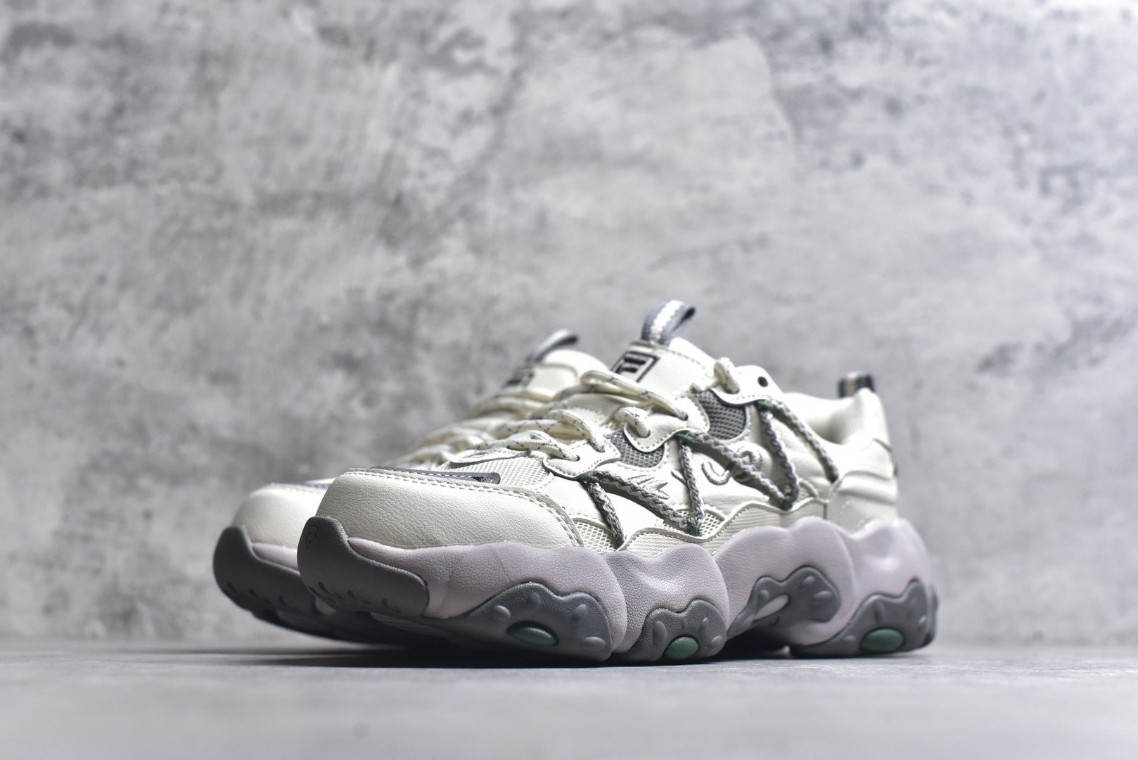 图片[2]-#FILA 斐乐经典百搭休闲防滑减震耐磨低帮运动鞋 传承了 FILA 的百年基因，融入年轻运动及潮流文化，成为引领变革、创新突破的一代。以“1+N” 的跨界合作模式重现经典的同时创造经典。带来最出其不意的跨界合作惊喜。同时，FILAFUSION把FILA 的 DNA 融入到定制体验里，你可以随心制造厲于你的产品。FILA FUSION 的鞋家族涵盖了老爹鞋、跑步鞋、网球鞋、季节款。风格复古新潮，满足了时尚人士出行及各类运动的搭配需求，成为当下年轻人筷拥的鞋类品牌之一。FILA FUSION 走进年轻人的世界，通过年轻人运动，街舞，滑板，篮球，展现 FILA FUSION 的潮流态度和年轻文化。FILA FUSION 认为末来属于引领变革、创新突破的年轻一代，让我们一起构成 FILA 未来的蓝图吧！尺码：35.5 36 36.5 37.5 38 38.5 39 40-选品中心