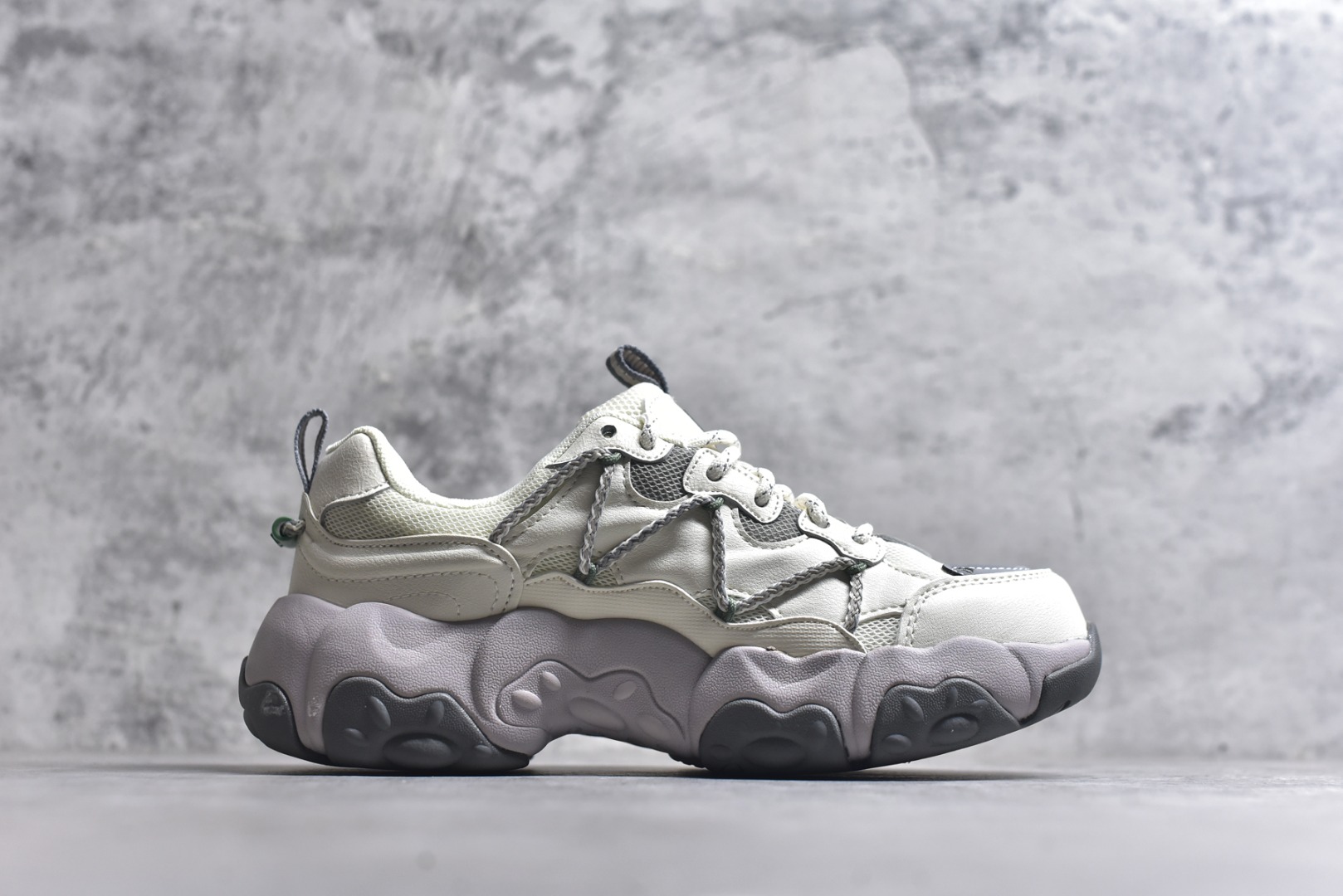 图片[3]-#FILA 斐乐经典百搭休闲防滑减震耐磨低帮运动鞋 传承了 FILA 的百年基因，融入年轻运动及潮流文化，成为引领变革、创新突破的一代。以“1+N” 的跨界合作模式重现经典的同时创造经典。带来最出其不意的跨界合作惊喜。同时，FILAFUSION把FILA 的 DNA 融入到定制体验里，你可以随心制造厲于你的产品。FILA FUSION 的鞋家族涵盖了老爹鞋、跑步鞋、网球鞋、季节款。风格复古新潮，满足了时尚人士出行及各类运动的搭配需求，成为当下年轻人筷拥的鞋类品牌之一。FILA FUSION 走进年轻人的世界，通过年轻人运动，街舞，滑板，篮球，展现 FILA FUSION 的潮流态度和年轻文化。FILA FUSION 认为末来属于引领变革、创新突破的年轻一代，让我们一起构成 FILA 未来的蓝图吧！尺码：35.5 36 36.5 37.5 38 38.5 39 40-选品中心