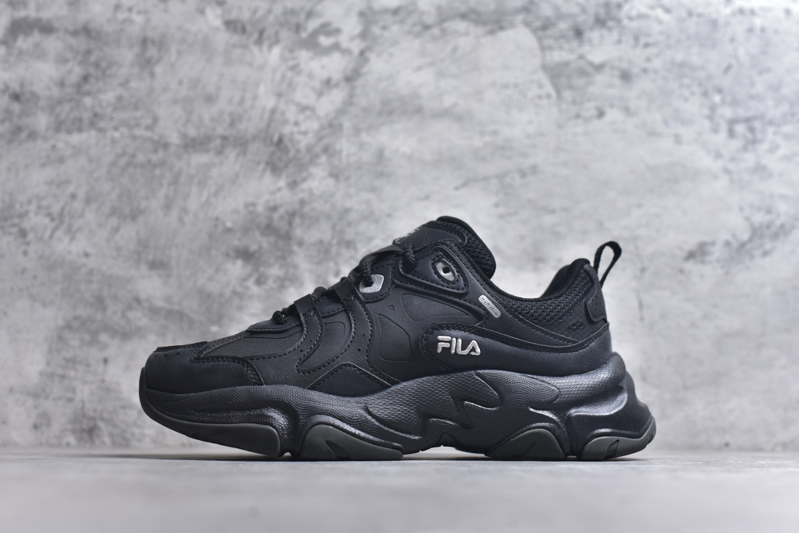#FILA 斐乐经典百搭休闲防滑减震耐磨低帮运动鞋 传承了 FILA 的百年基因，融入年轻运动及潮流文化，成为引领变革、创新突破的一代。以“1+N” 的跨界合作模式重现经典的同时创造经典。带来最出其不意的跨界合作惊喜。同时，FILAFUSION把FILA 的 DNA 融入到定制体验里，你可以随心制造厲于你的产品。FILA FUSION 的鞋家族涵盖了老爹鞋、跑步鞋、网球鞋、季节款。风格复古新潮，满足了时尚人士出行及各类运动的搭配需求，成为当下年轻人筷拥的鞋类品牌之一。FILA FUSION 走进年轻人的世界，通过年轻人运动，街舞，滑板，篮球，展现 FILA FUSION 的潮流态度和年轻文化。FILA FUSION 认为末来属于引领变革、创新突破的年轻一代，让我们一起构成 FILA 未来的蓝图吧！尺码：35.5 36 36.5 37.5 38 38.5 39 40-选品中心
